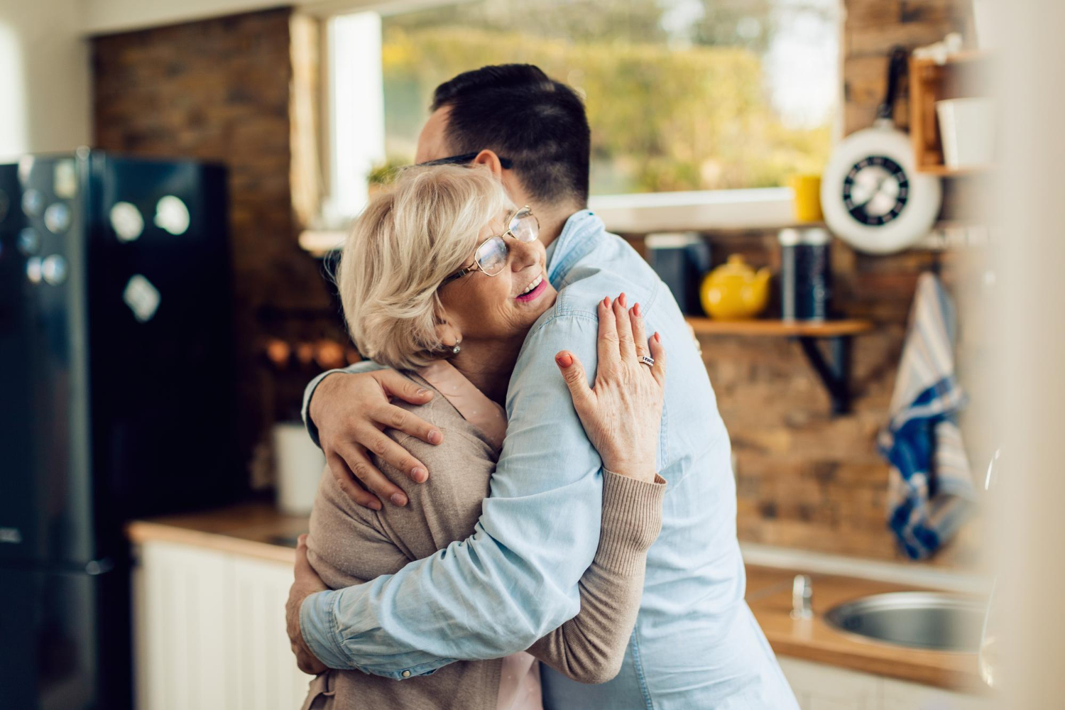 Eine Mutter, die ihren Sohn umarmt | Quelle: Freepik