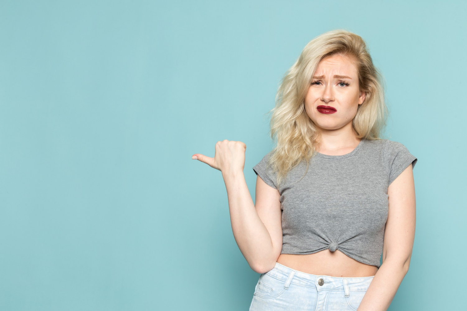 Eine junge Frau schaut angewidert drein | Quelle: Freepik