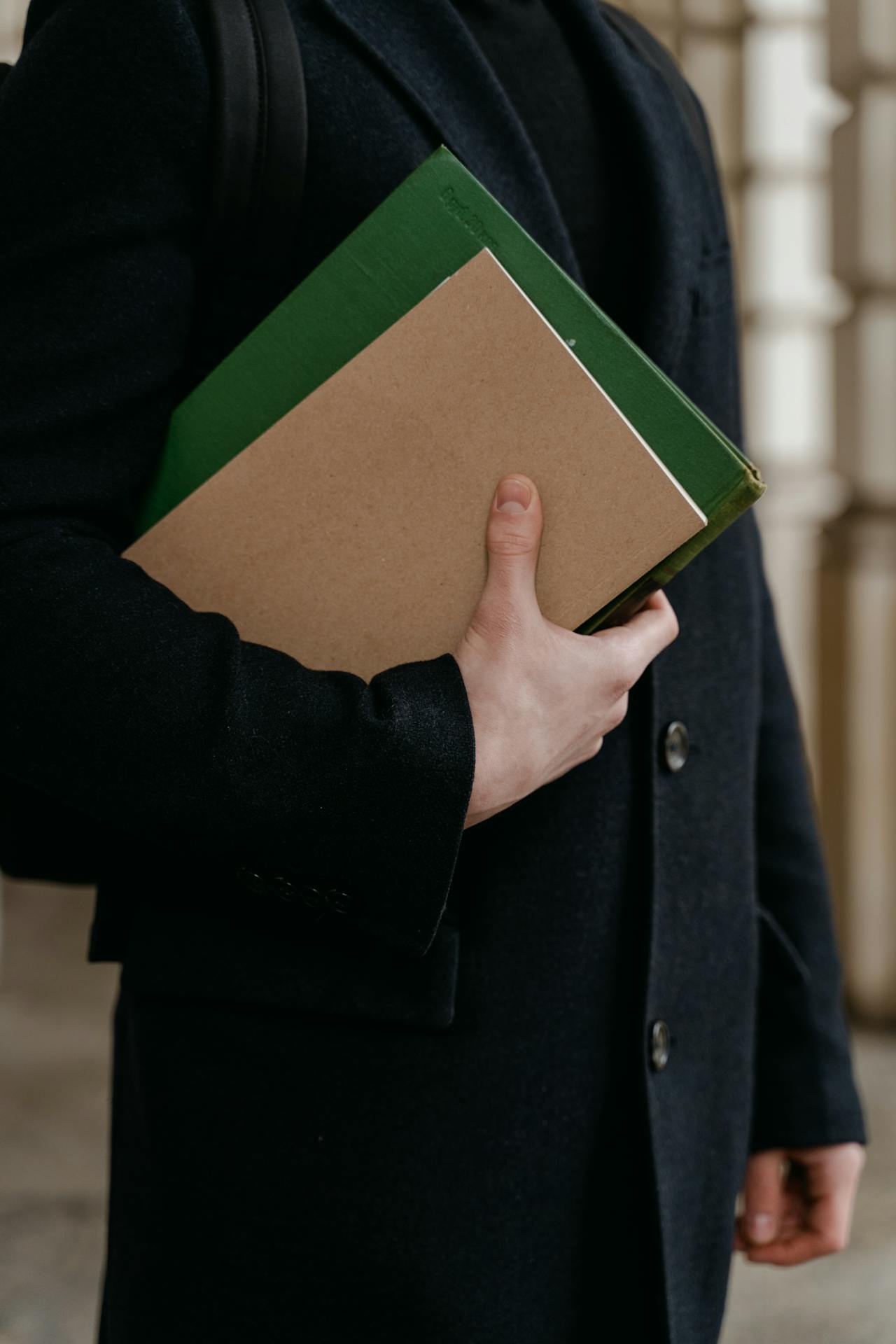 Eine Person mit Ordnern | Quelle: Pexels