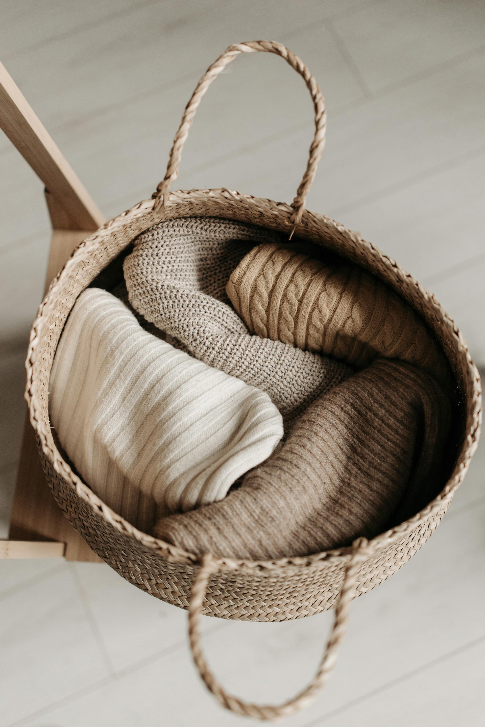 Strickjacken, die in einem Korb liegen | Quelle: Pexels
