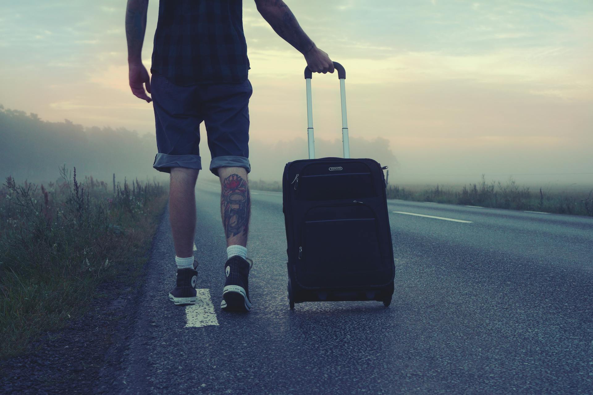 Ein Mann, der mit einer Gepäcktasche weggeht | Quelle: Pexels