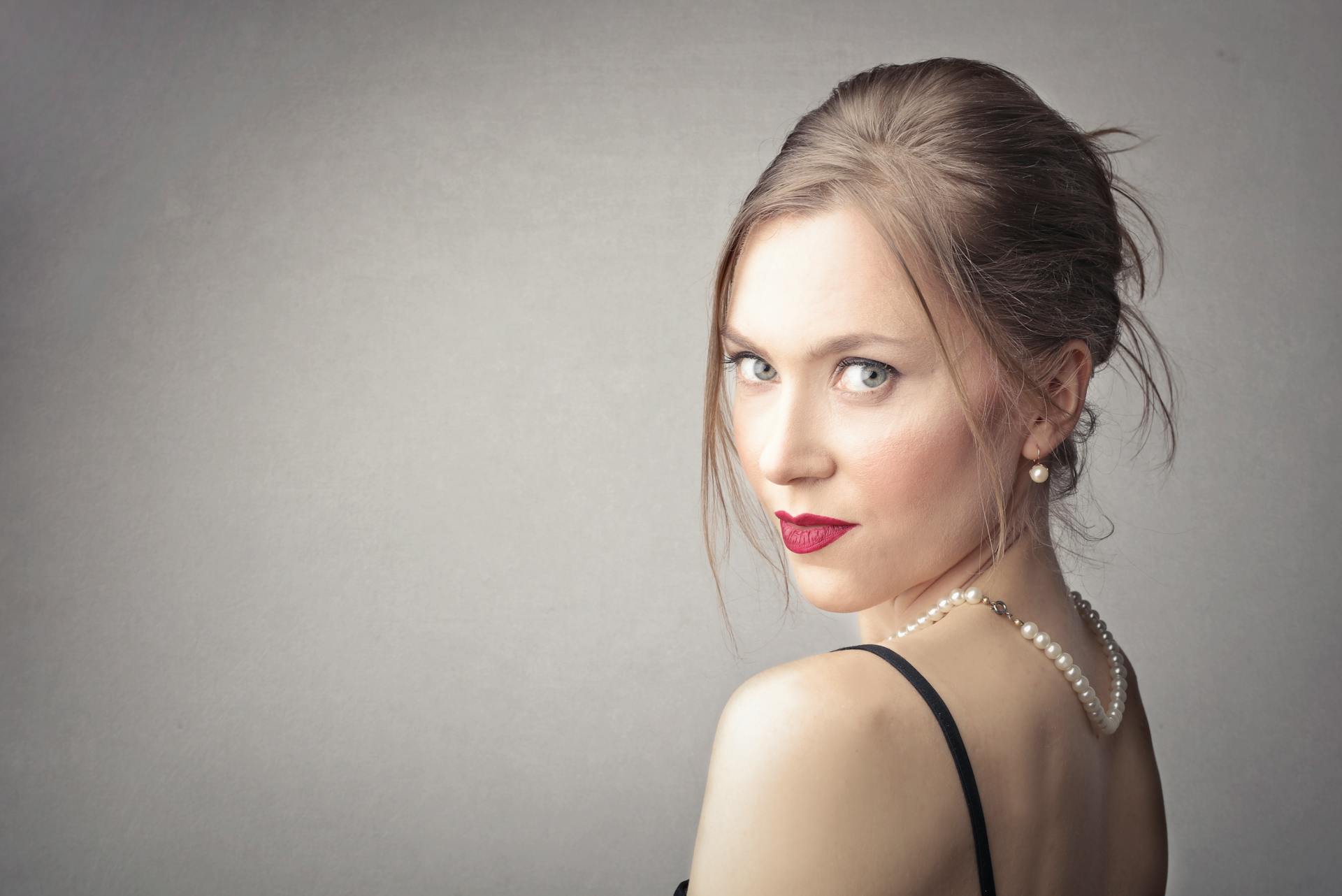 Eine Frau, die schockiert starrt | Quelle: Pexels
