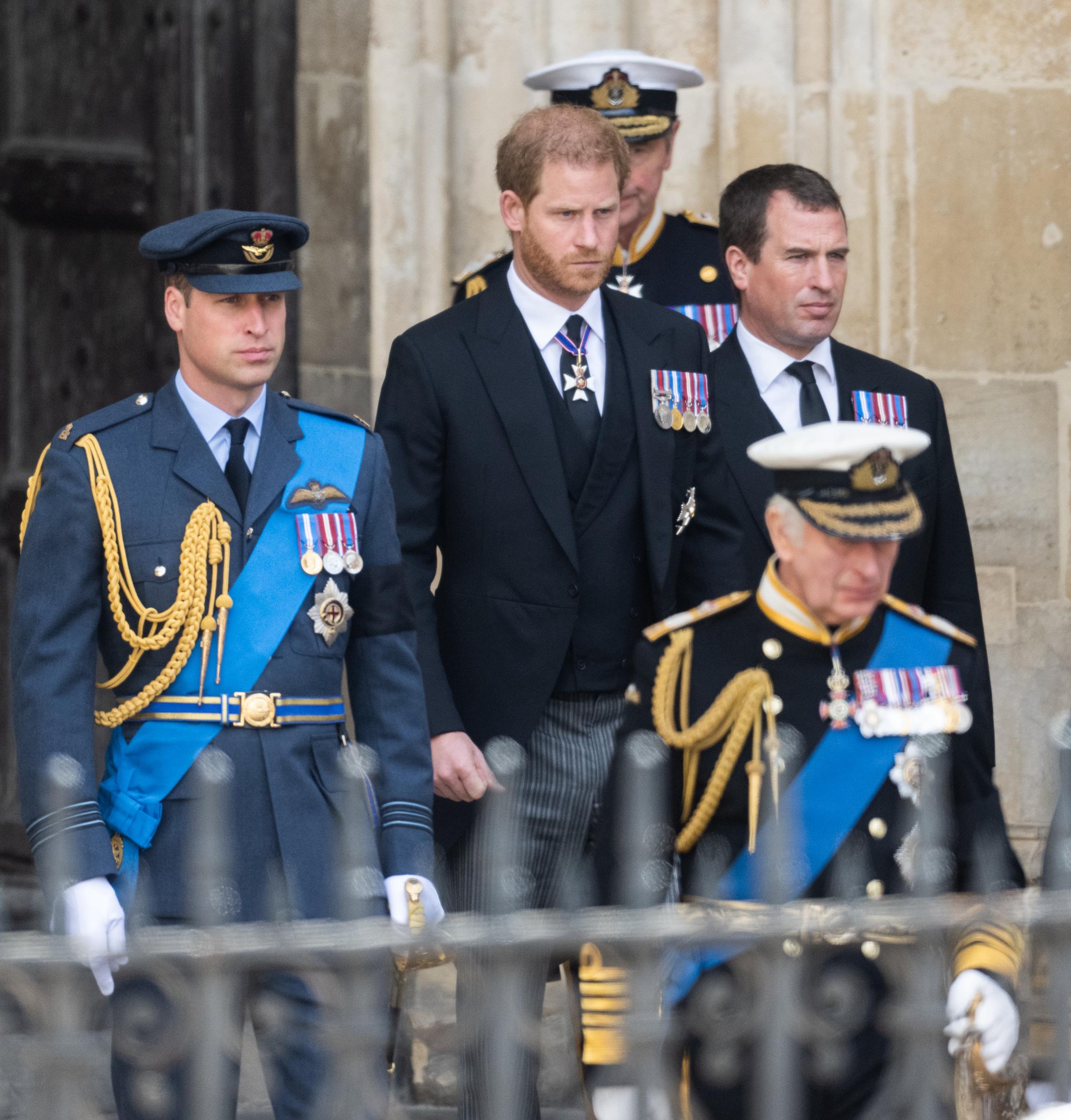 Prinz Harry und sein Bruder, Prinz William, Prinz von Wales, beim Staatsbegräbnis von Königin Elizabeth II. in der Westminster Abbey in London, England am 19. September 2022 | Quelle: Getty Images