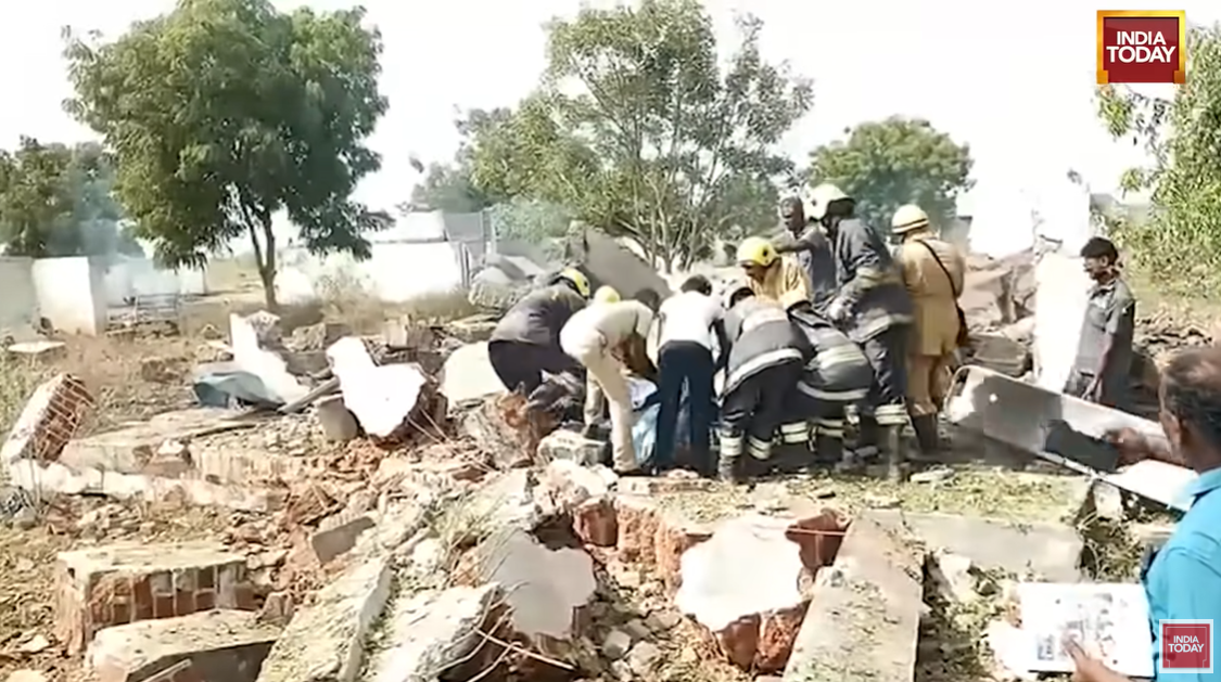 Rettungskräfte durchsuchen die Trümmer der explodierten Pharmafabrik, aufgenommen am 1. Juli 2025 | Quelle: YouTube/India Today