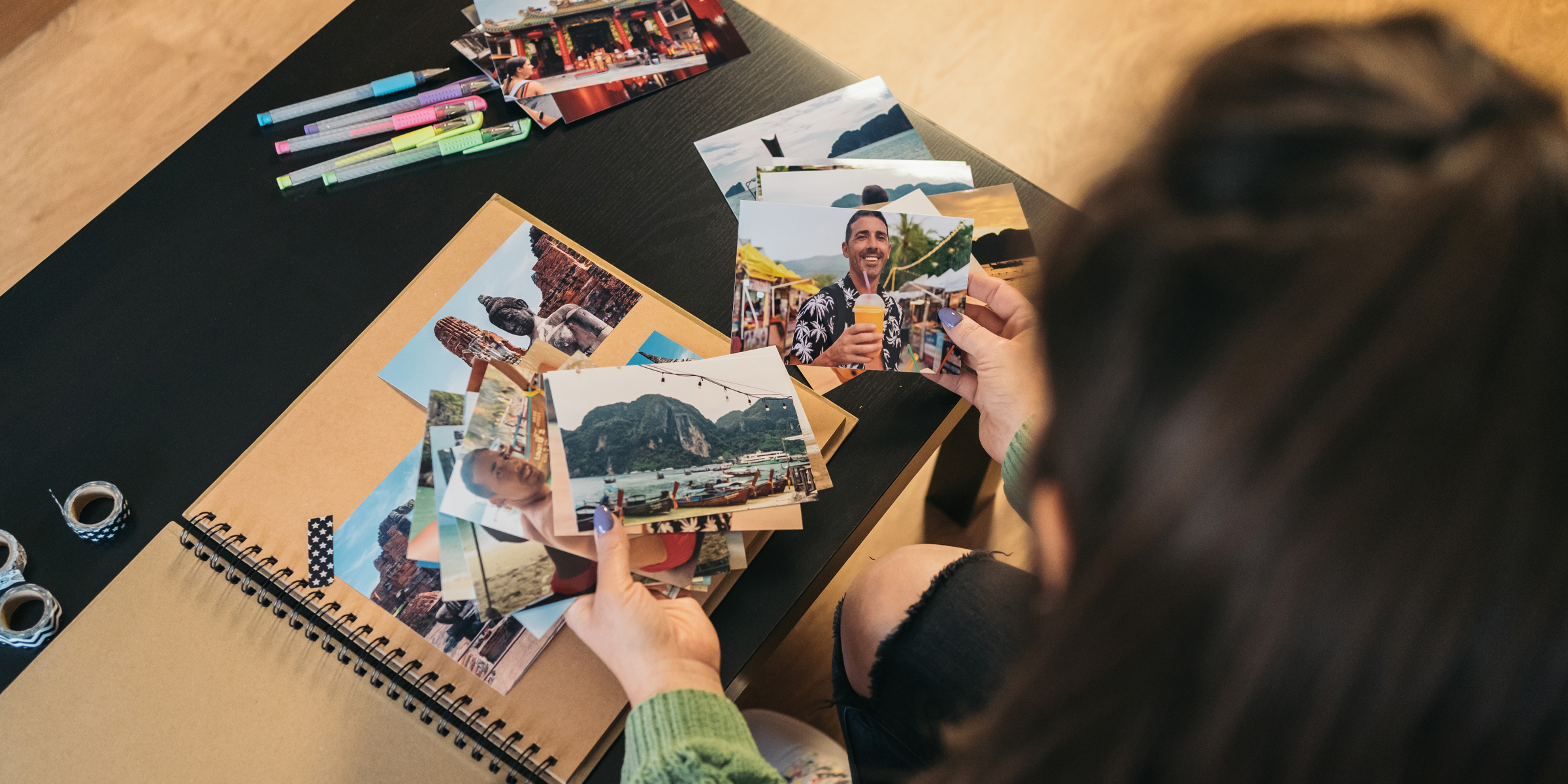 Eine Frau mit Fotos in der Hand | Quelle: Shutterstock