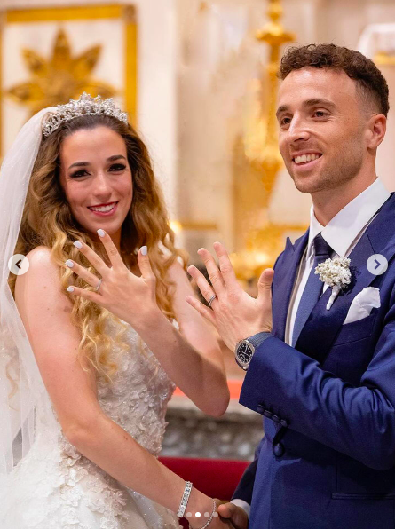 Rute Cardoso und Diogo Jota zeigen ihre Eheringe. | Quelle: Instagram/rutecfcardoso14