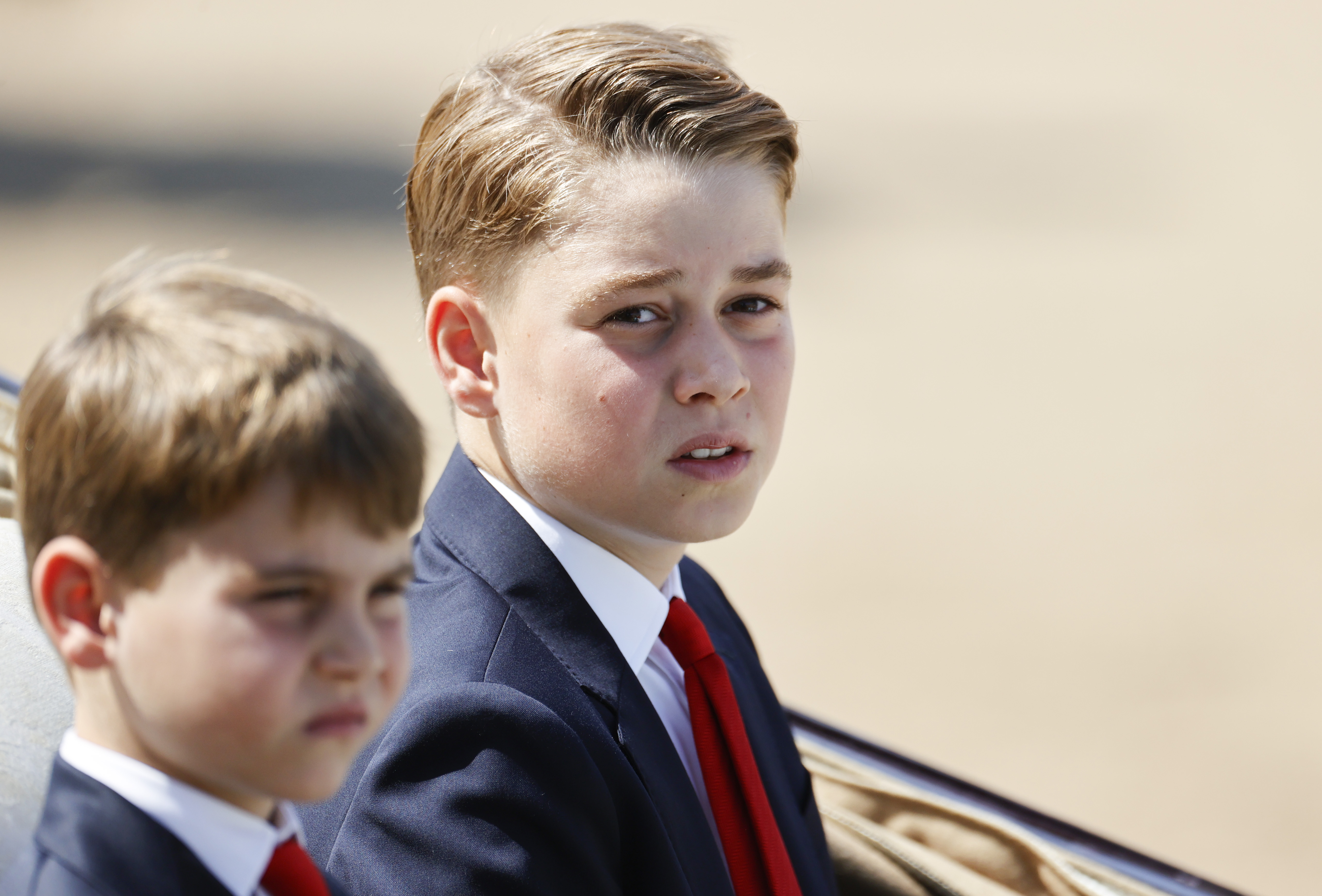 Mit 11 Jahren nahm George am 14. Juni an der „Trooping the Colour“-Parade teil, wo er in einem dunklen Anzug und einer roten Krawatte zu sehen war. Da sein 12. Geburtstag nur noch wenige Wochen entfernt war, zeigt das Foto, wie nah er schon an den Teenagerjahren war, die einen weiteren wichtigen Meilenstein mit sich bringen würden: seinen ersten Tag in Eton im Jahr 2026.