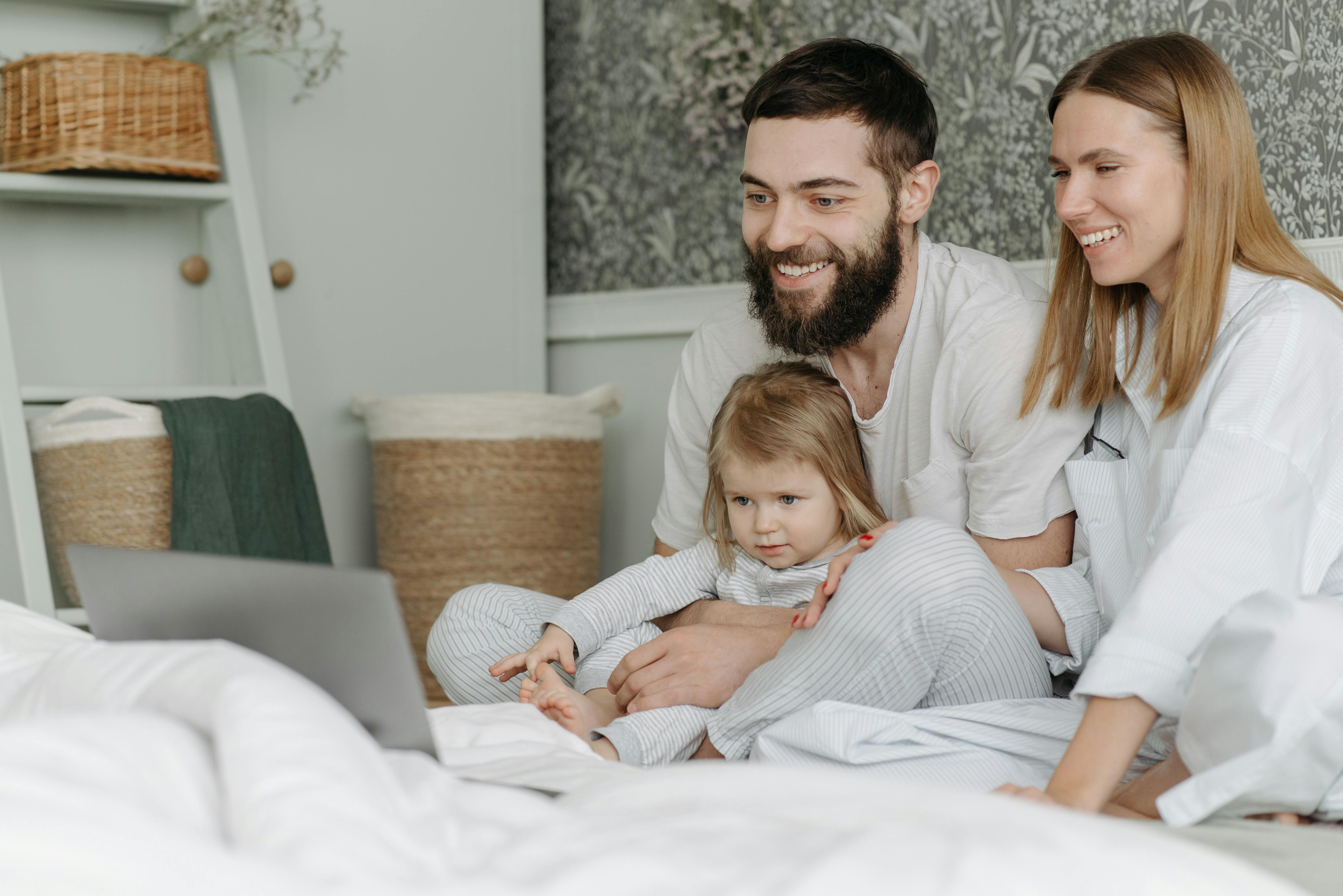 Ein Ehepaar, das sich mit seiner Tochter anfreundet | Quelle: Pexels