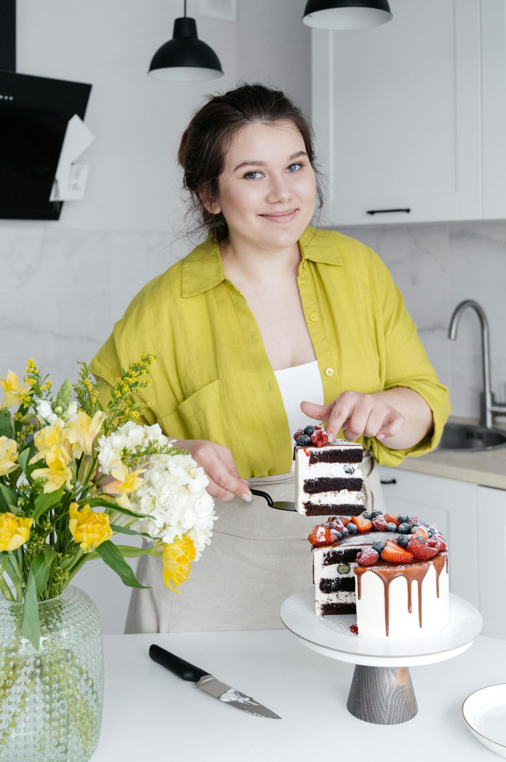 Eine lächelnde Frau, die Kuchen serviert | Quelle: Pexels