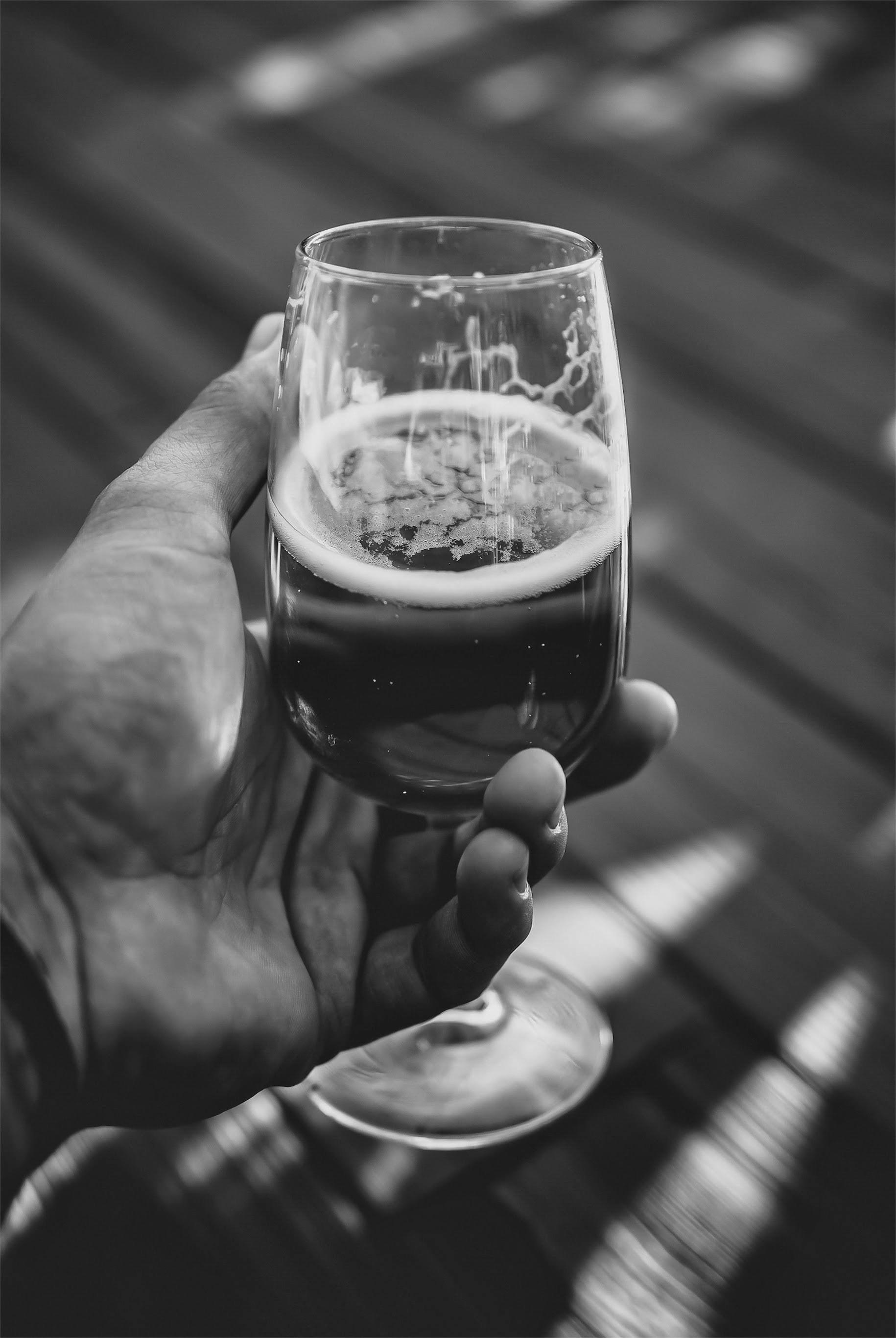 Die Hand eines Mannes hält ein Getränk | Quelle: Pexels