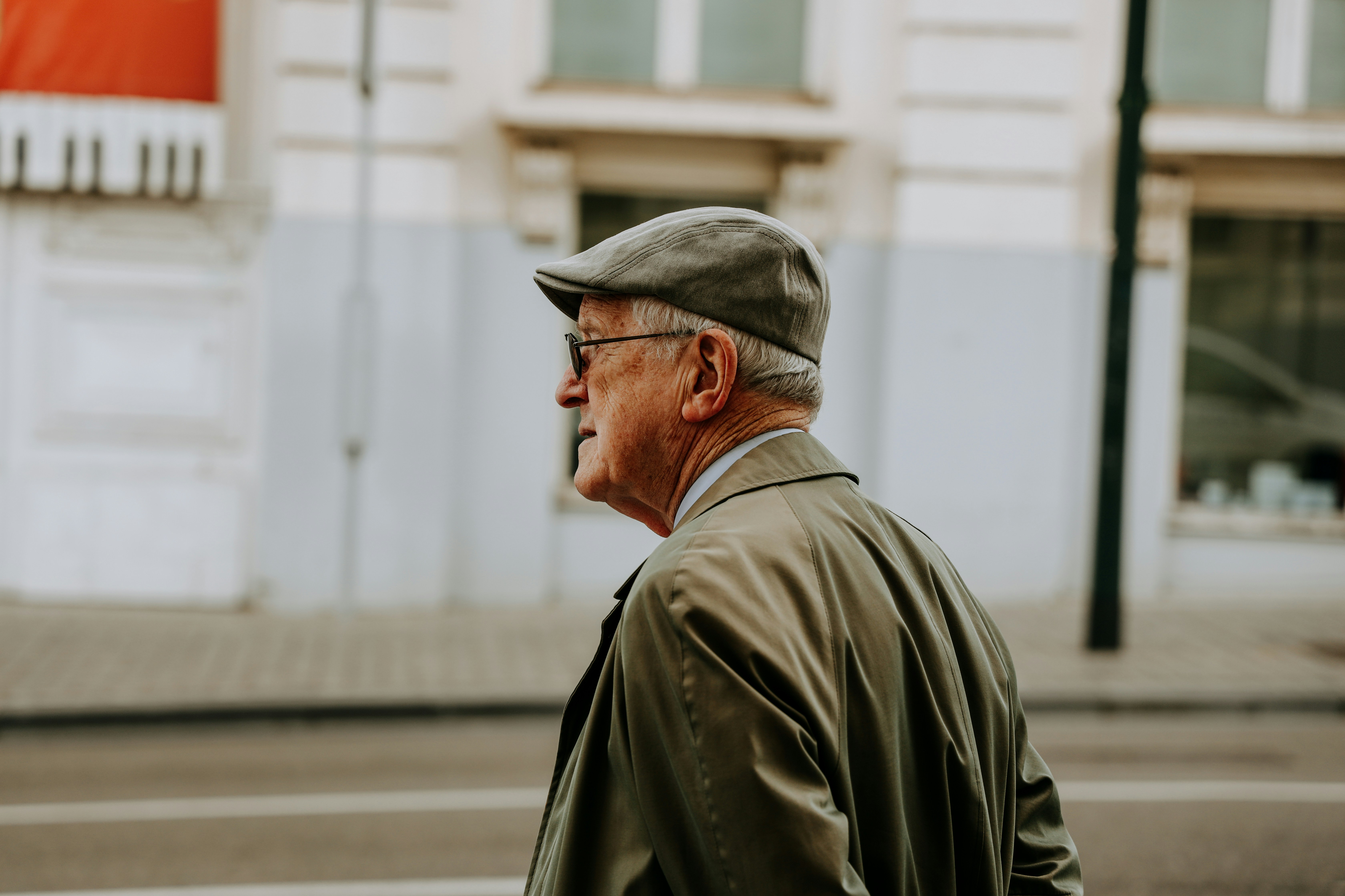 Älterer Mann geht eine Straße entlang | Quelle: Unsplash