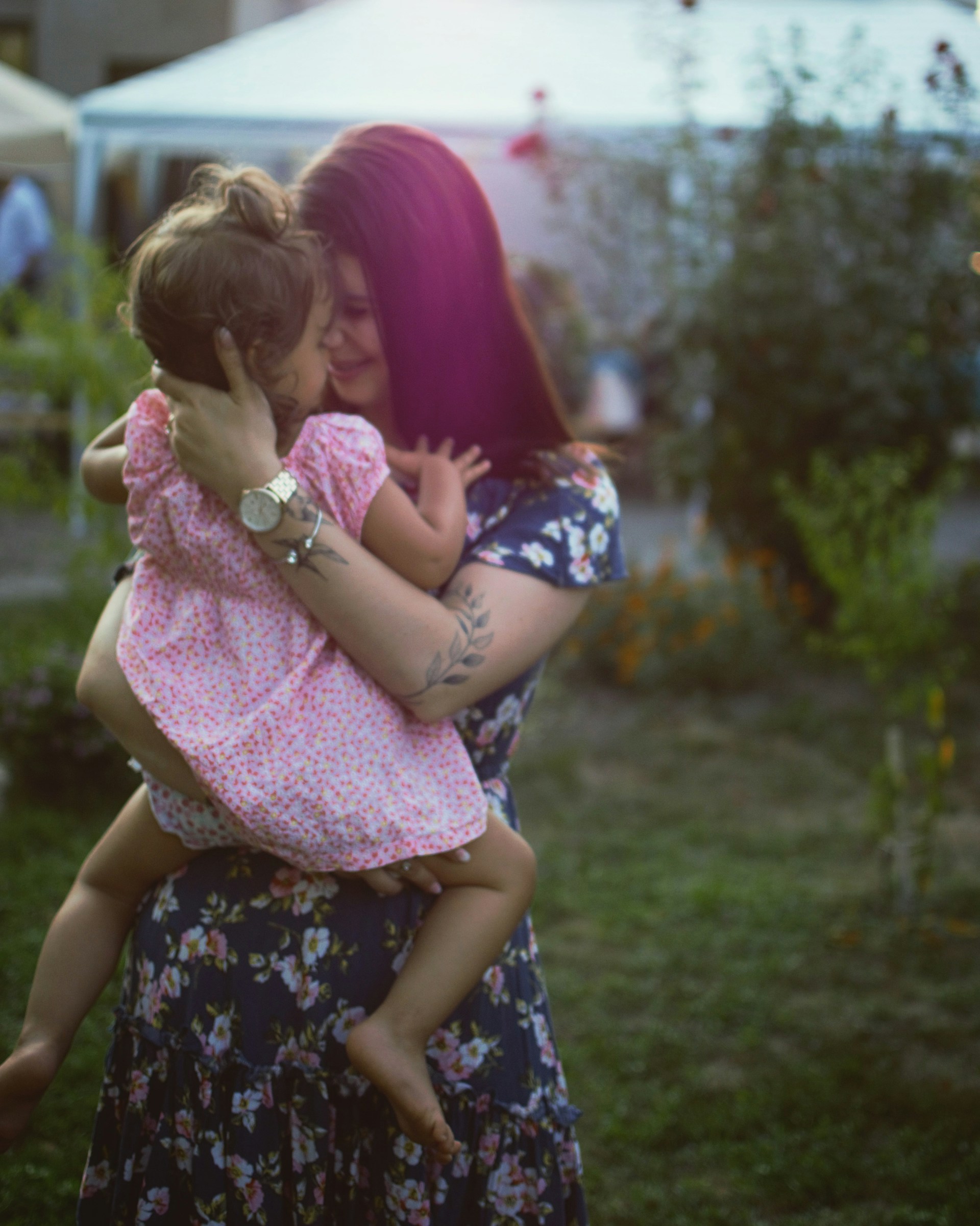 Eine Frau, die ein Mädchen umarmt | Quelle: Unsplash