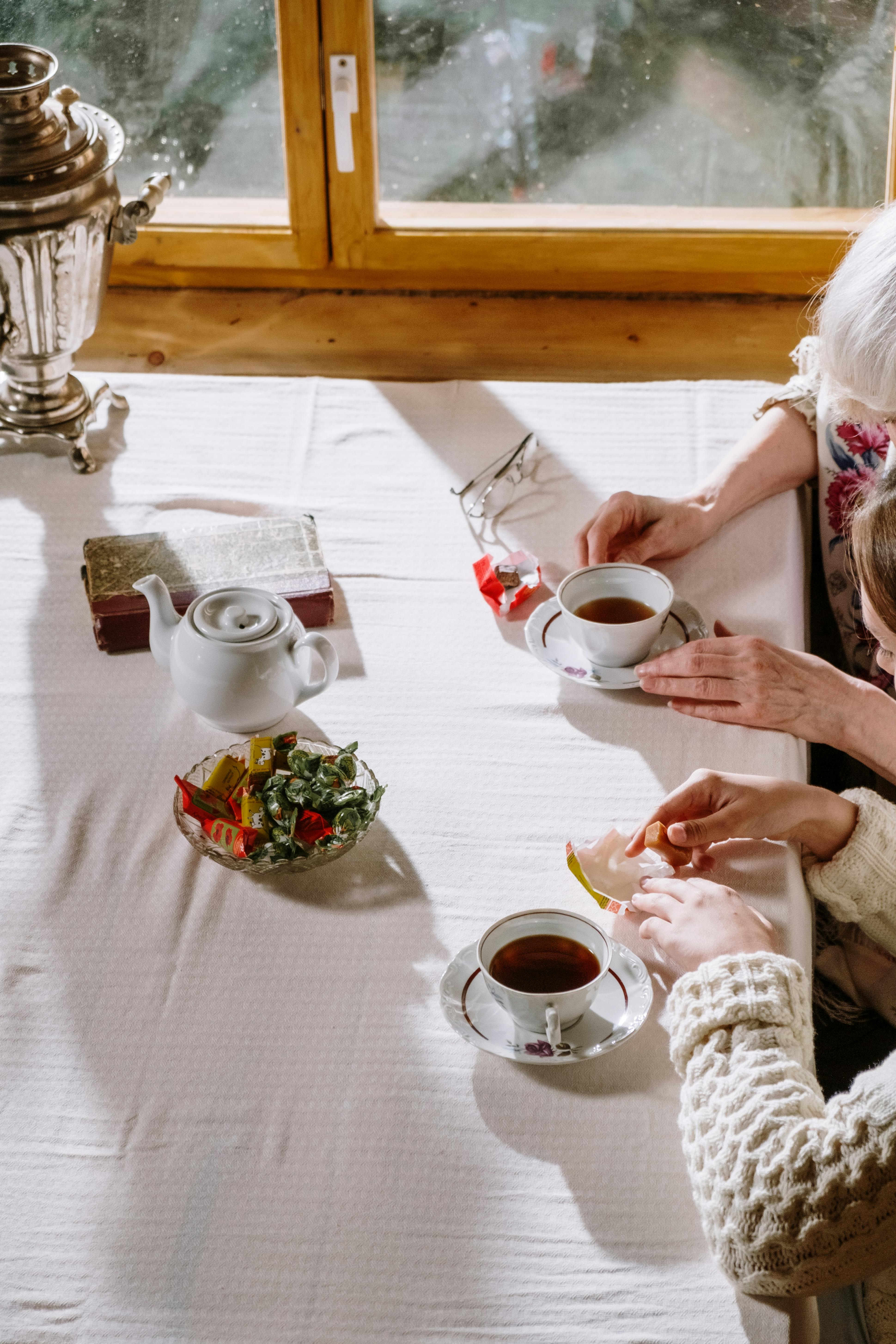 Zwei Frauen beim Teetrinken | Quelle: Pexels