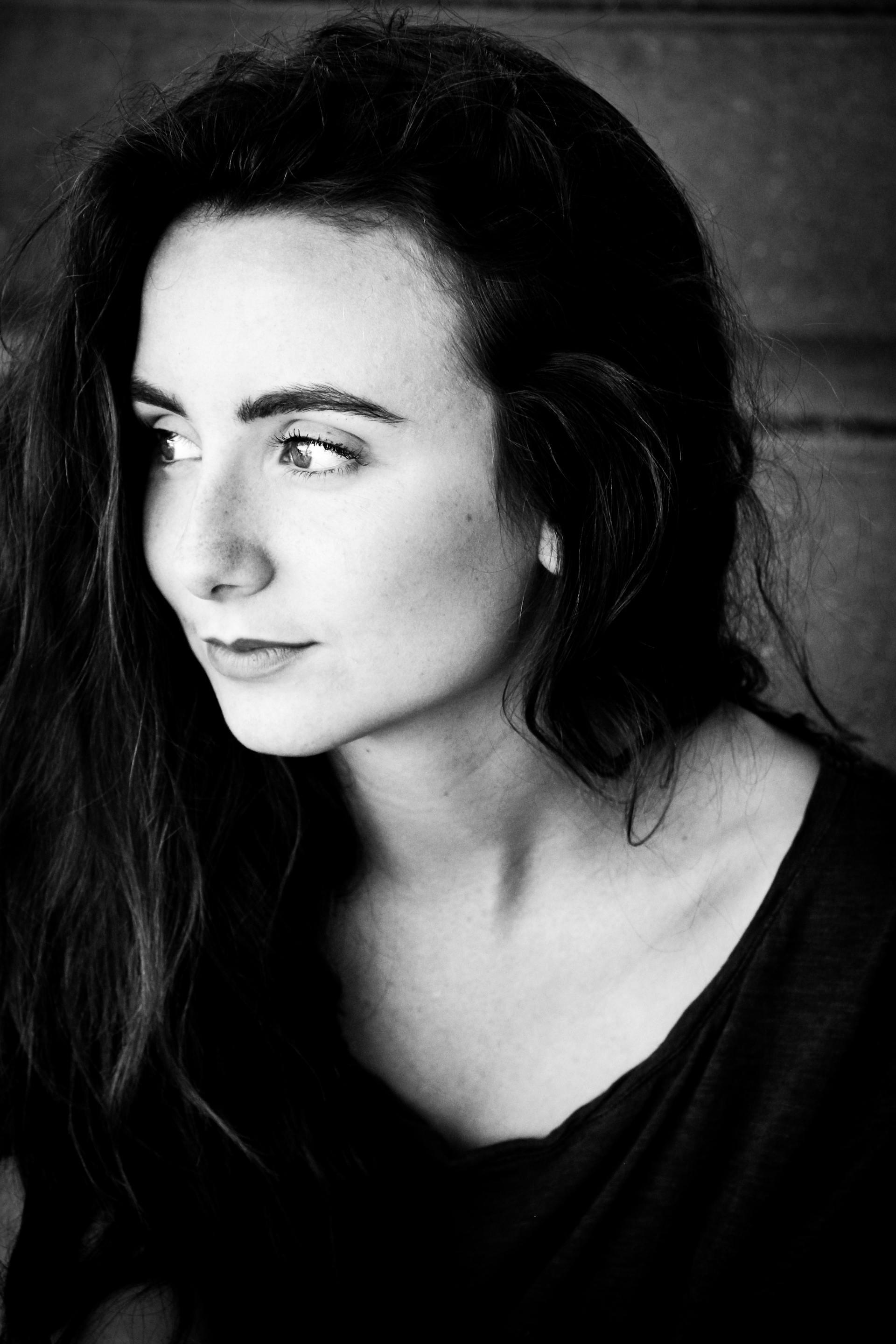 Eine nachdenkliche Frau, die grinst | Quelle: Pexels