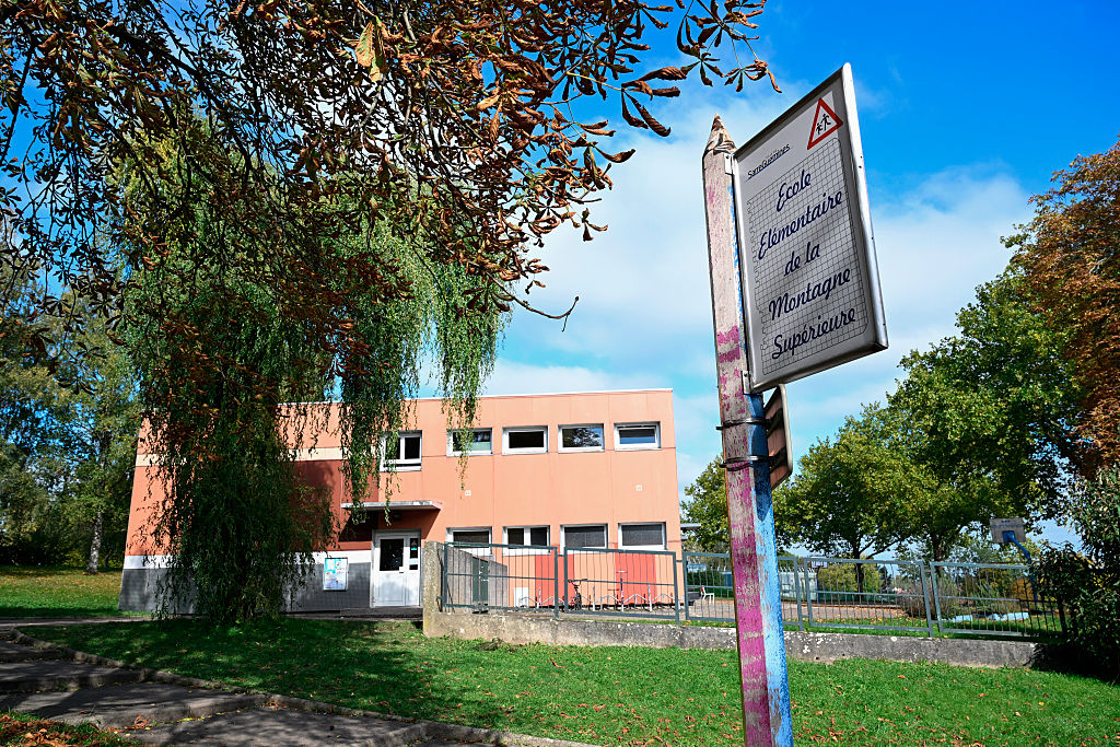 Dieses Foto zeigt die französische Grundschule Montagne in Sarreguemines, Nordostfrankreich, am 13. Oktober 2025, nach dem wahrscheinlichen Selbstmord eines 9-jährigen Schülers | Quelle: Getty Images