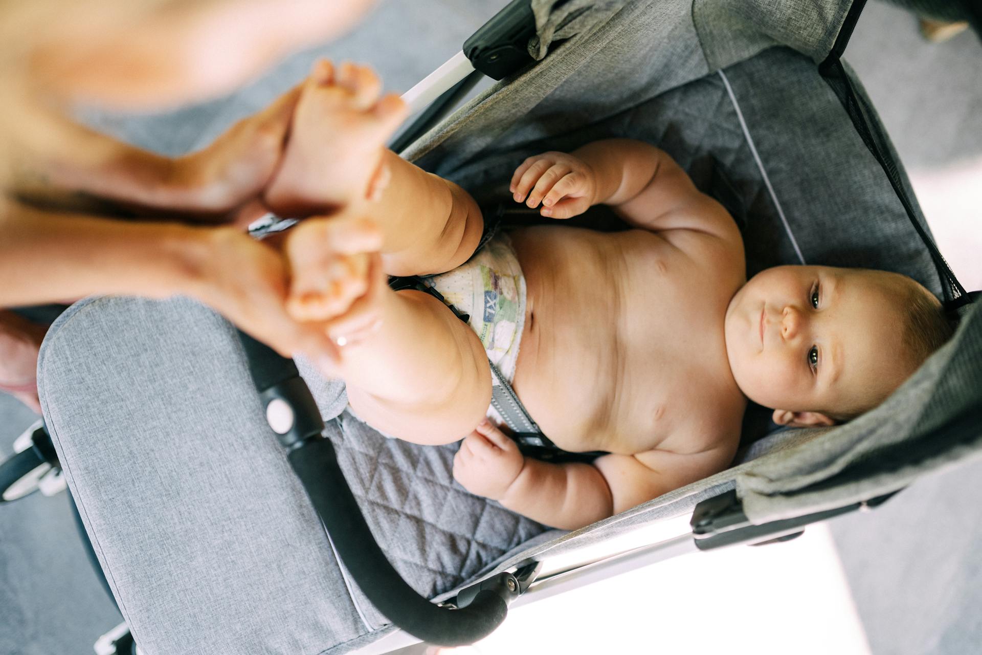 Ein Baby in einem Kinderwagen | Quelle: Pexels