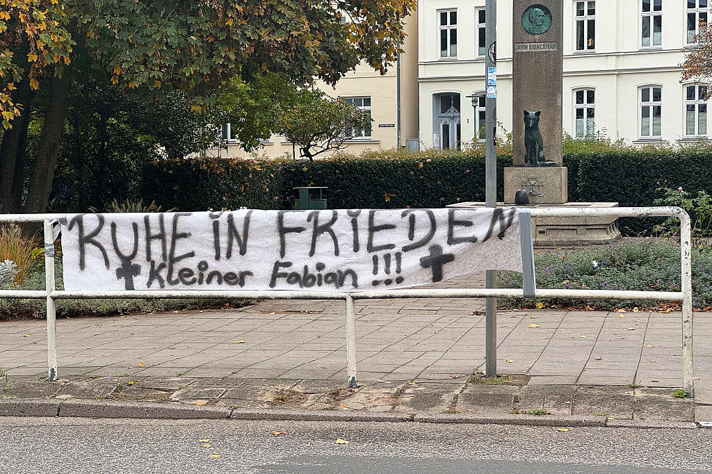 15. Oktober 2025, Mecklenburg-Vorpommern, Güstrow: Am Rande der Innenstadt hängt ein Banner mit der Aufschrift „Ruhe in Frieden – kleiner Fabian!“. | Quelle: Getty Images