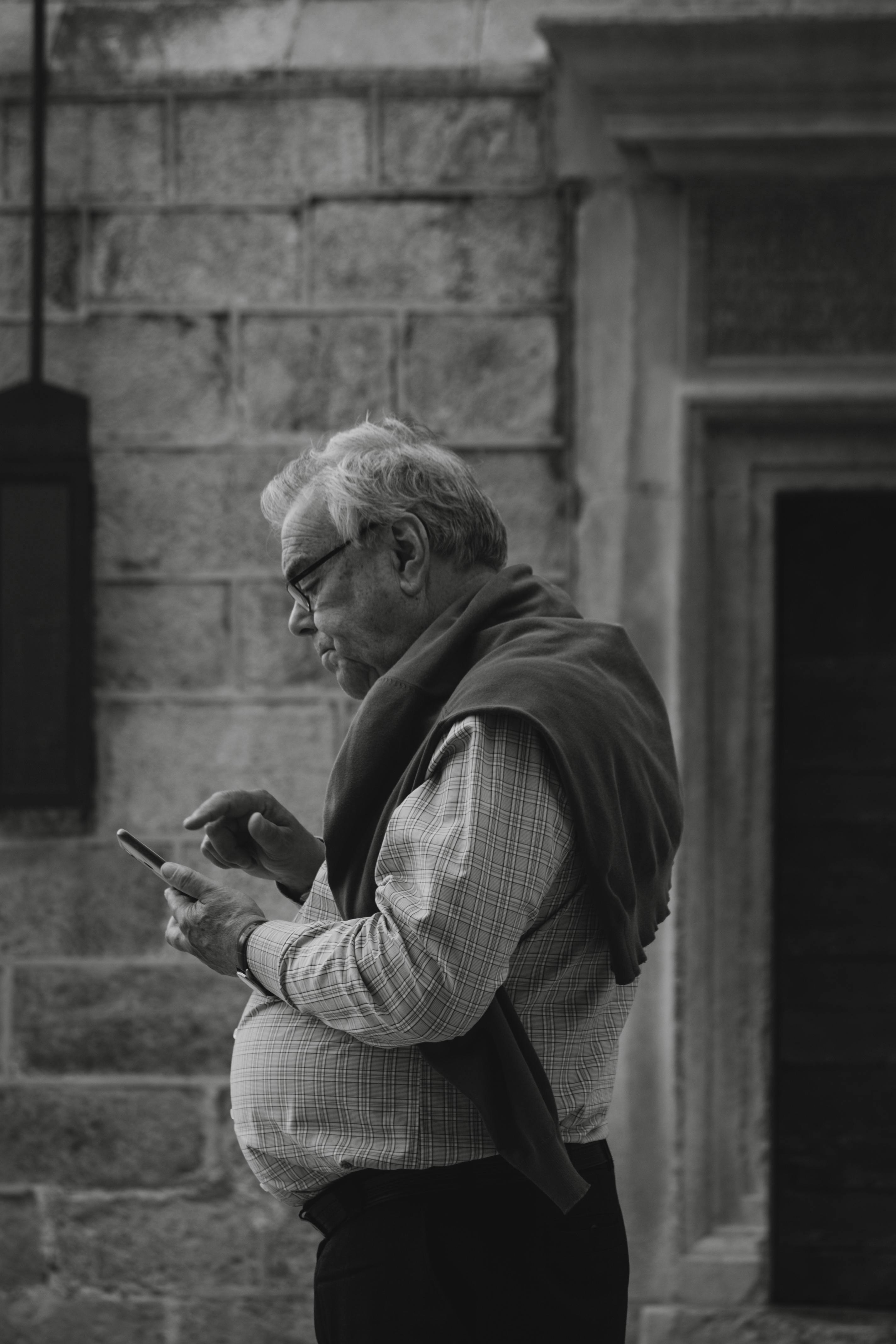 Ein Mann benutzt sein Telefon | Quelle: Pexels