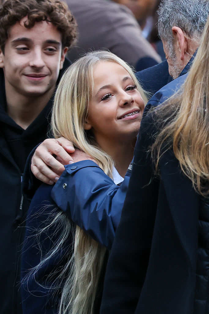 Giulia Sarkozy wurde am 21. Oktober 2025 vor ihrem Haus in Paris gesehen. | Quelle: Getty Images