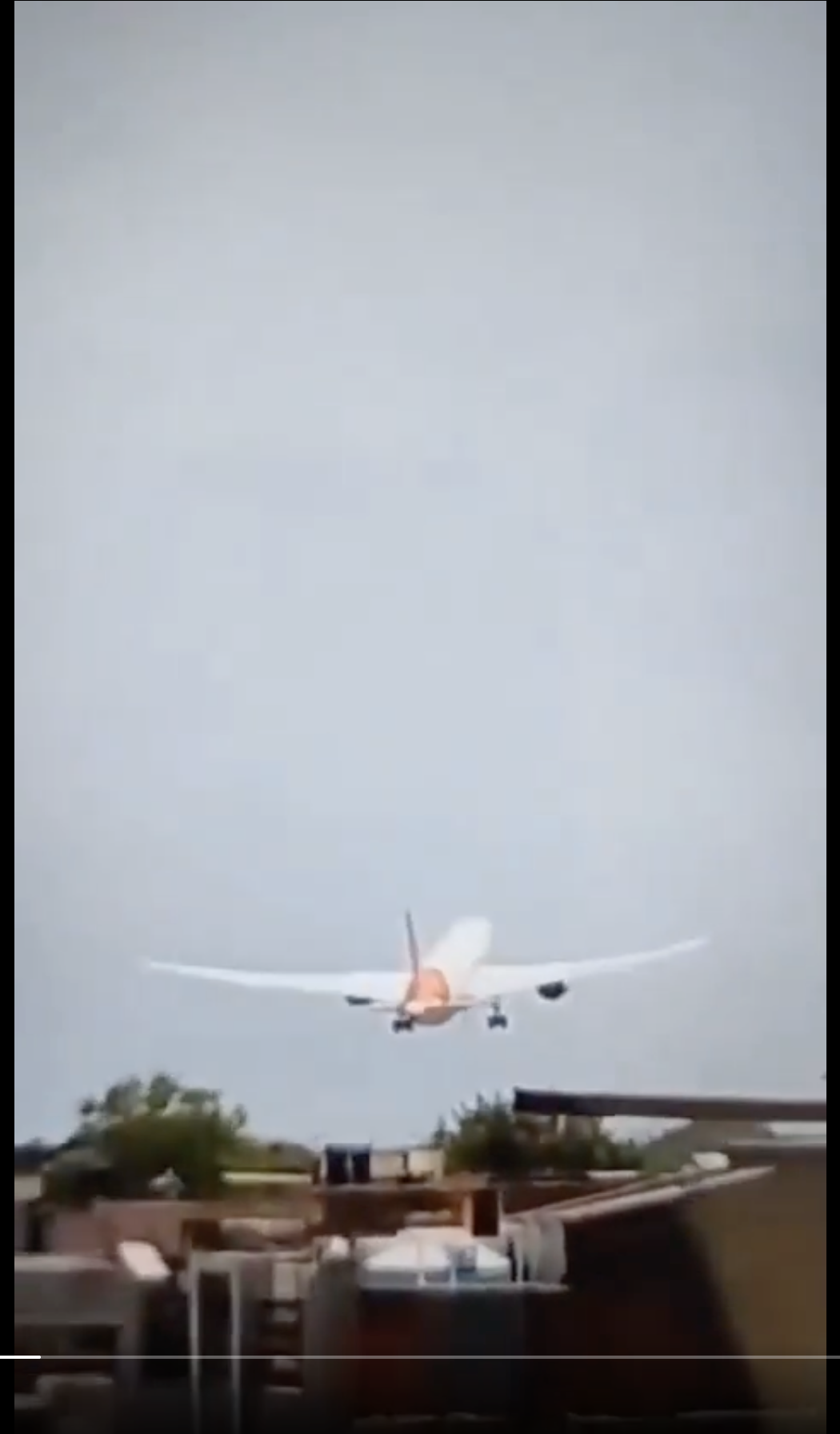 Auf einer Handyaufnahme vom 12. Juni 2025 ist zu sehen, wie die Air India-Maschine abrupt in den Sinkflug übergeht | Quelle: X/MDNnewss