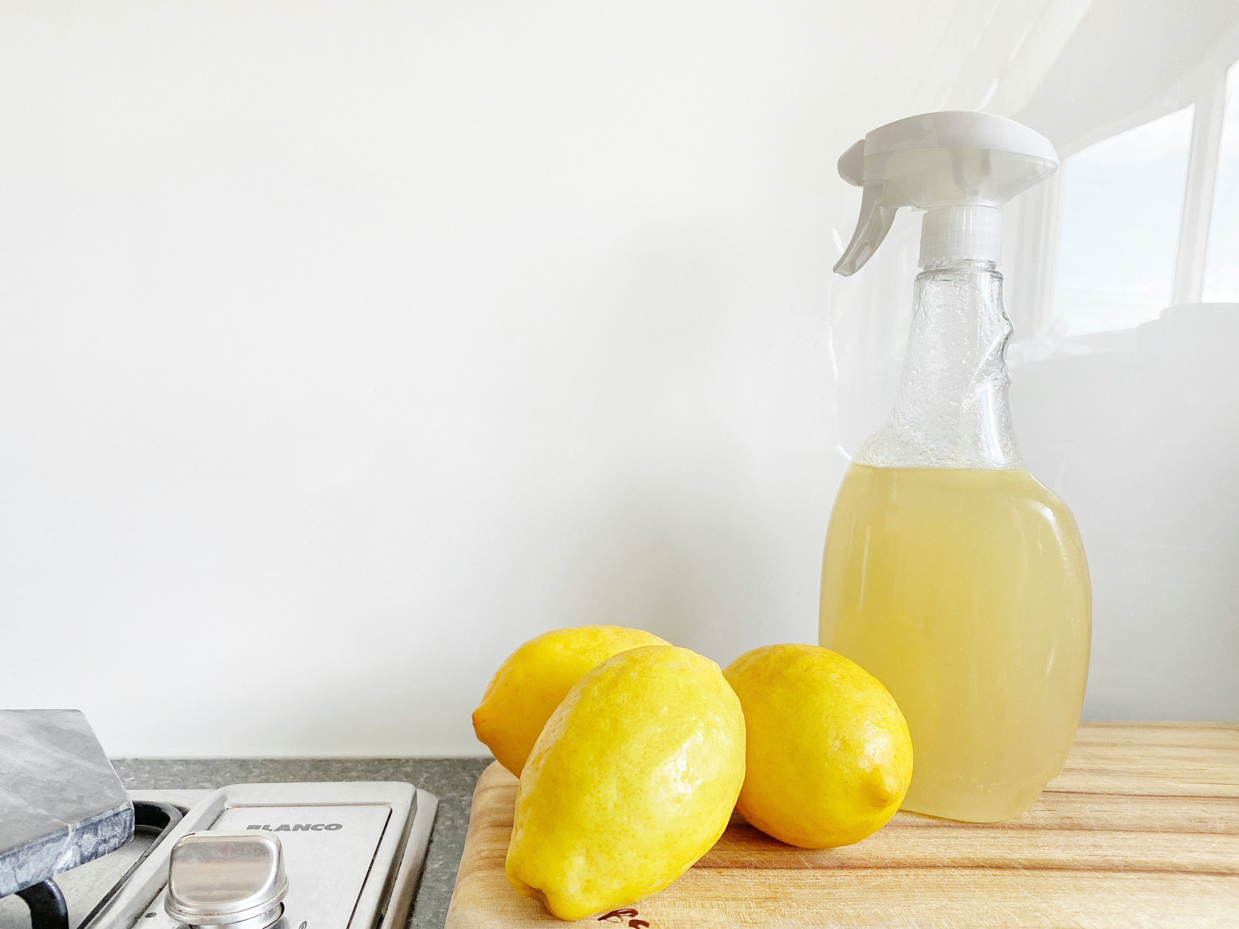 Zitronen neben einer Sprühflasche | Quelle: Unsplash