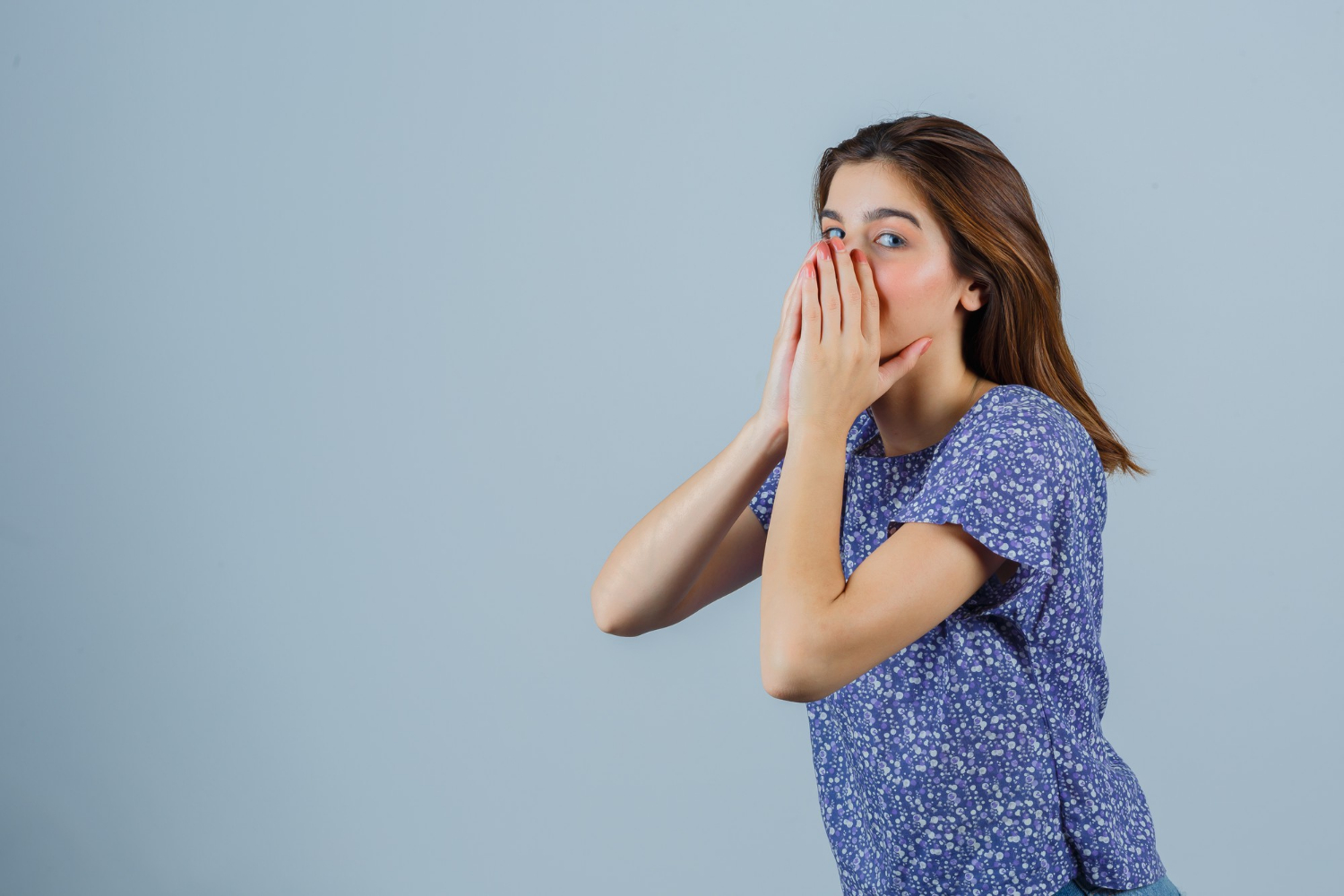 Eine fassungslose Frau, die ihren Mund bedeckt | Quelle: Freepik