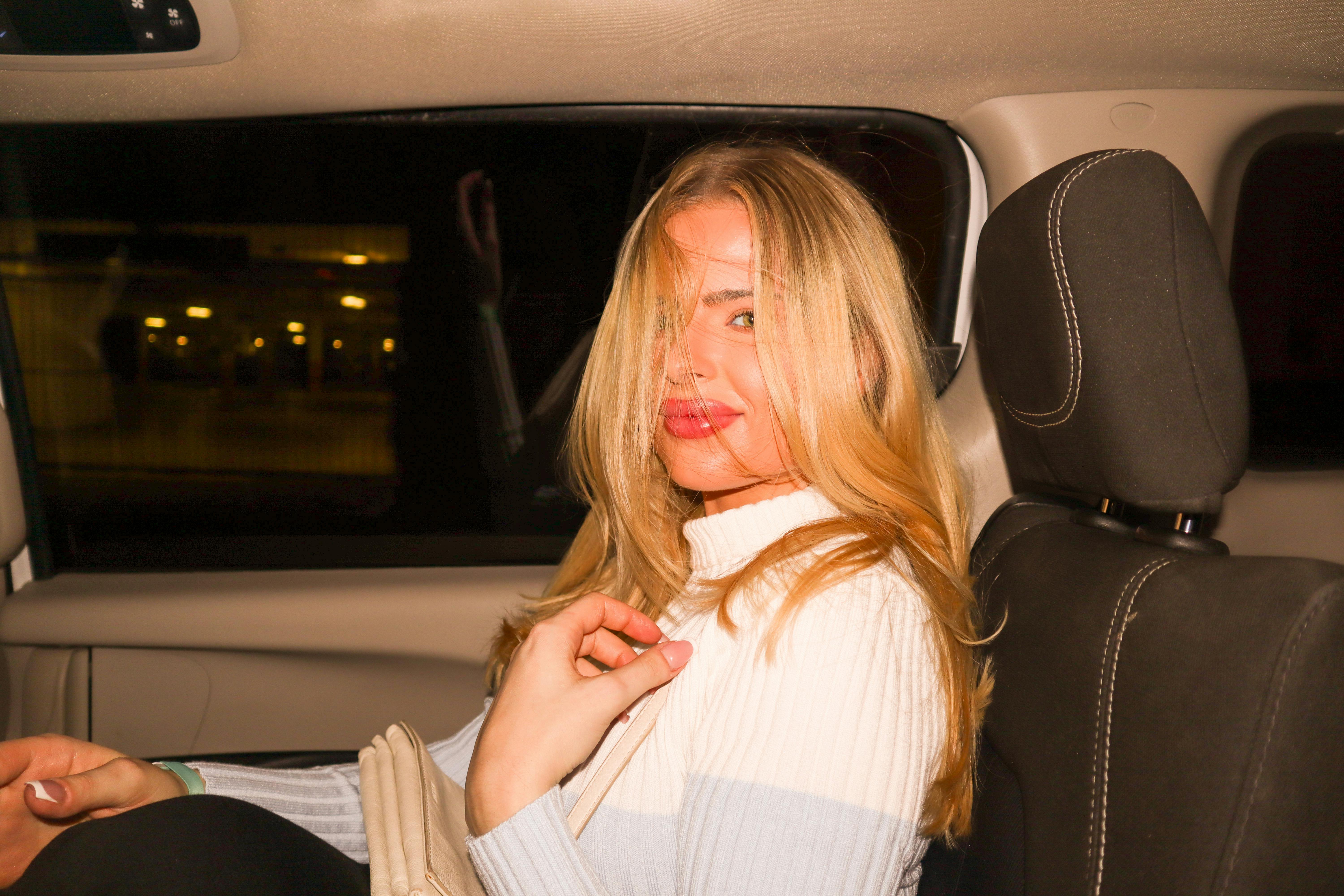 Eine glückliche Frau in einem Auto | Quelle: Pexels
