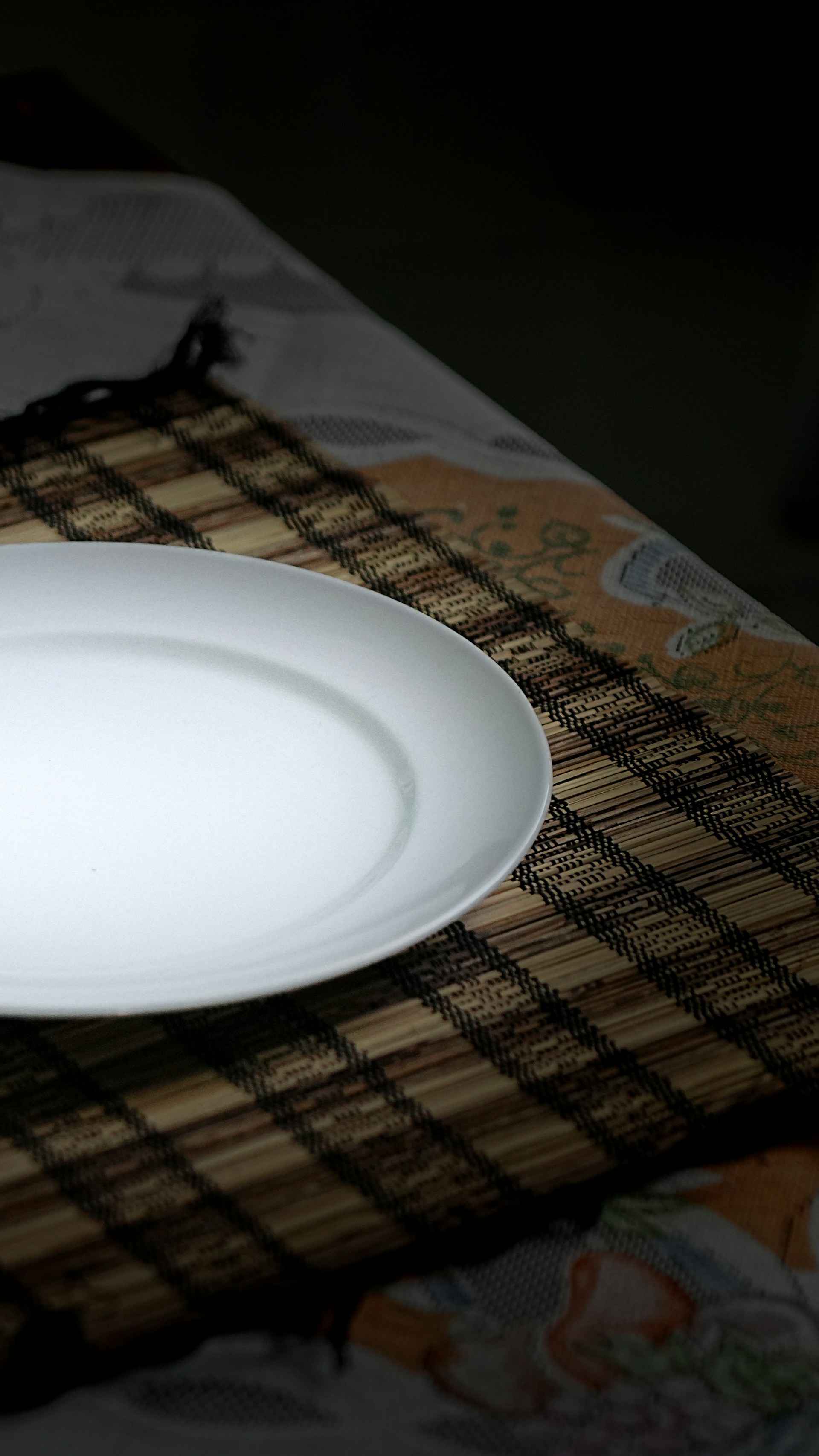 Ein leerer Keramikteller auf einem Tisch | Quelle: Unsplash