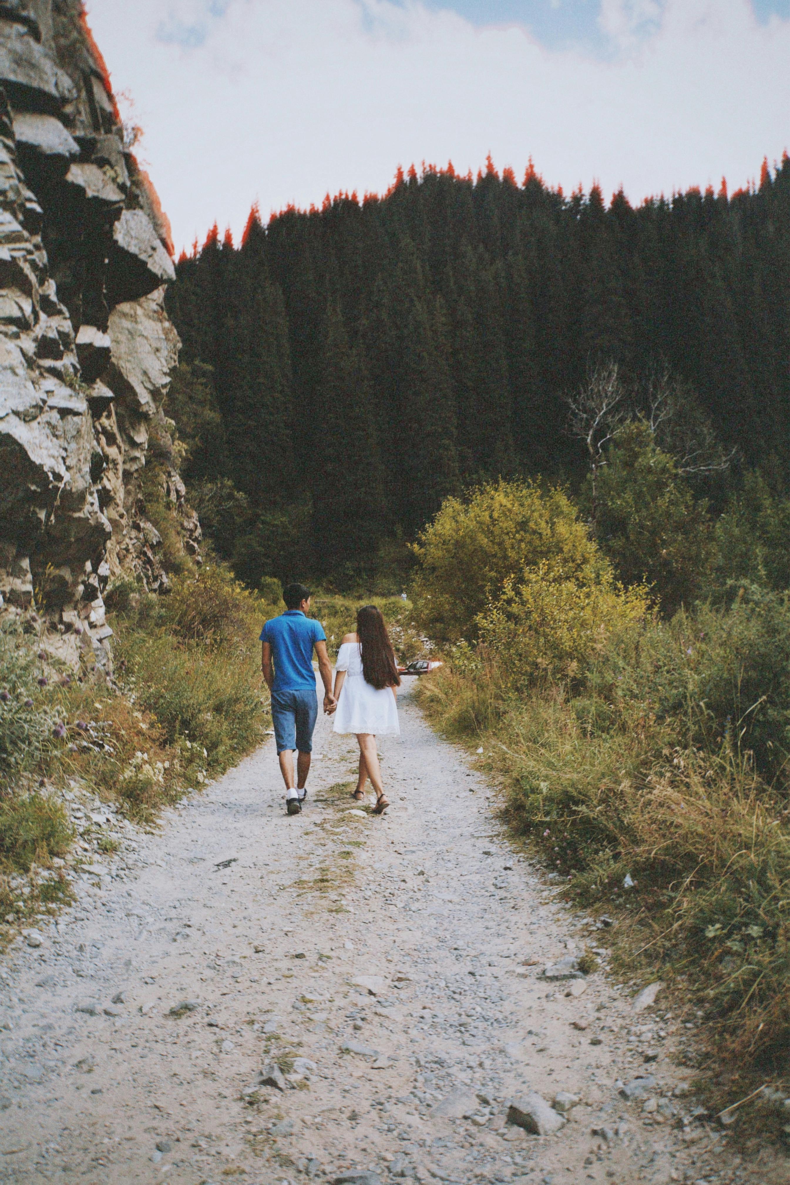 Ein Paar auf einem Wanderweg | Quelle: Pexels