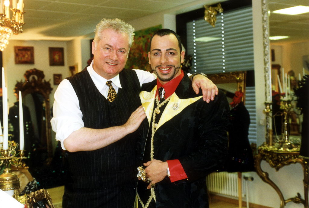 Modeschöpfer (POMPÖÖS), D mit seinem Partner Dieter Schroth (li.) - August 2000 | Quelle: Getty Images