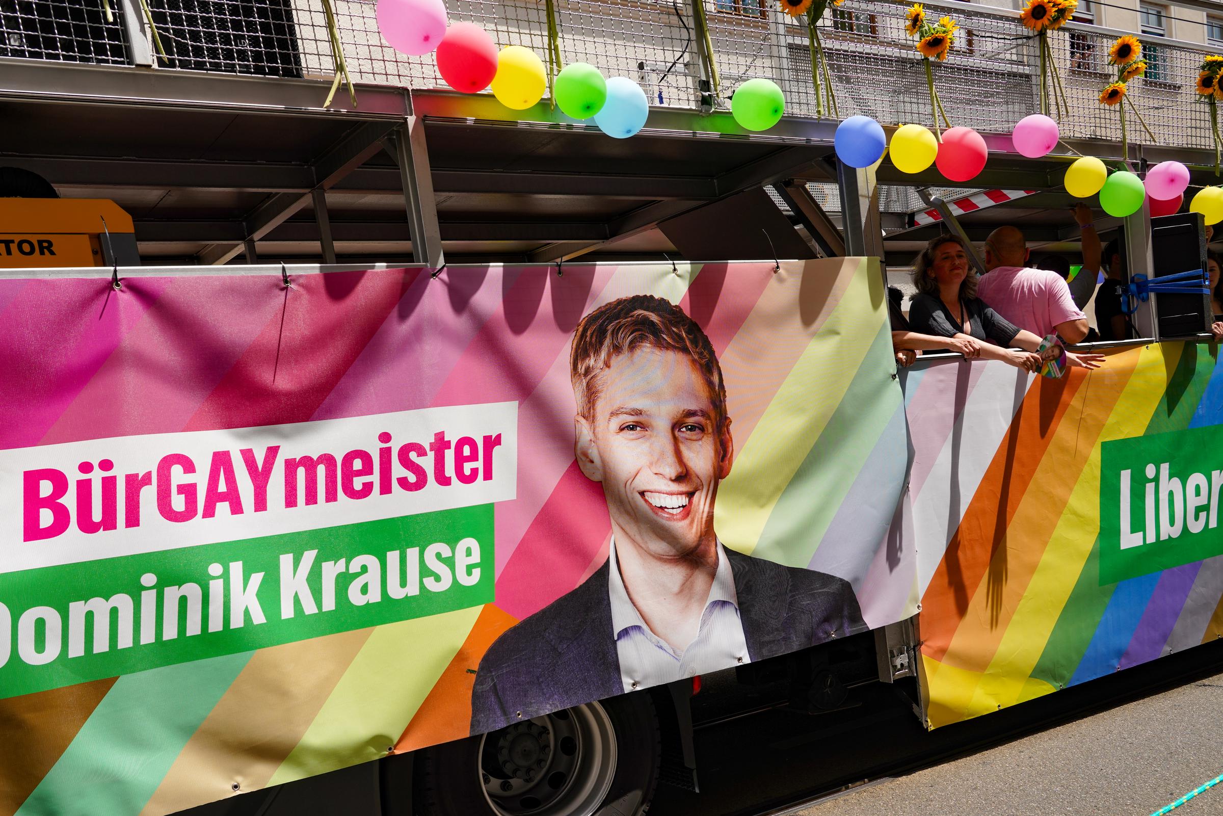 Wahlkampfbanner für Dominik Krause beim Christopher Street Day 2025 in München | Quelle: Getty Images