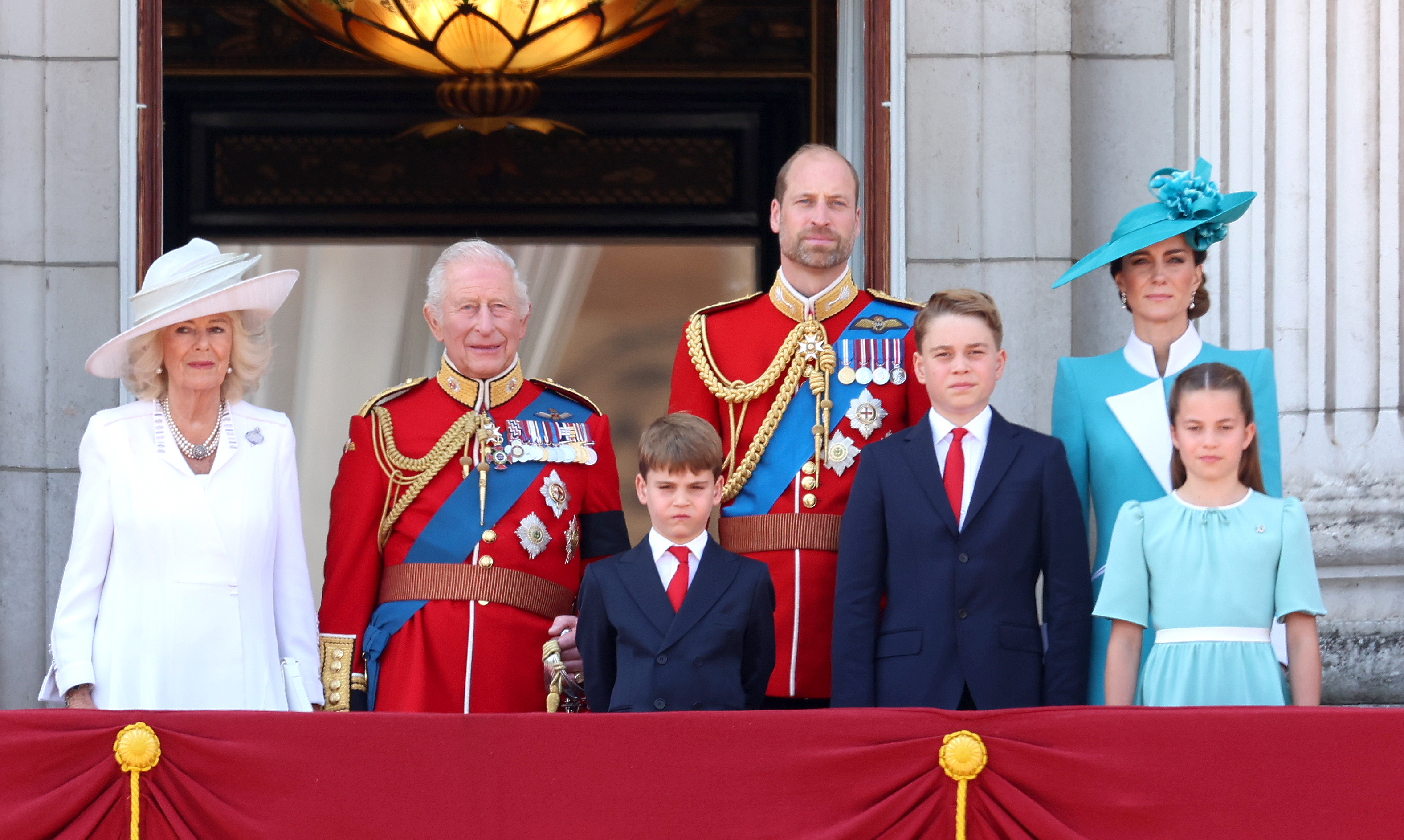 Königin Camilla, König Charles III., Prinz Louis von Wales, Prinz William, Prinz George von Wales, Prinzessin Charlotte von Wales und Catherine, Prinzessin von Wales auf dem Balkon des Buckingham Palastes während der 2025 Trooping The Colour Parade in London, England am 14. Juni 2025| Quelle: Getty Images