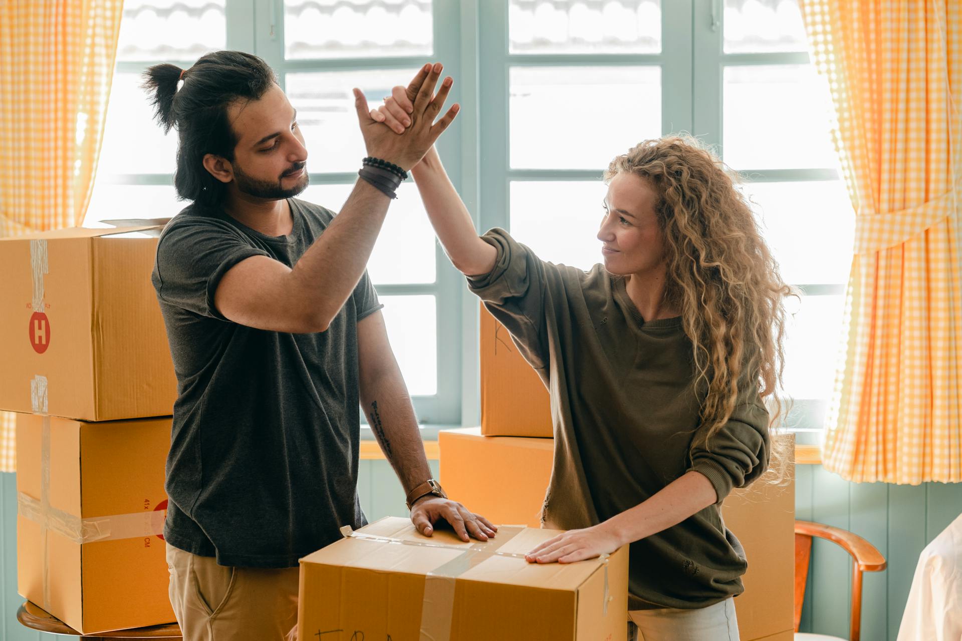 Ein Paar packt zusammen | Quelle: Pexels