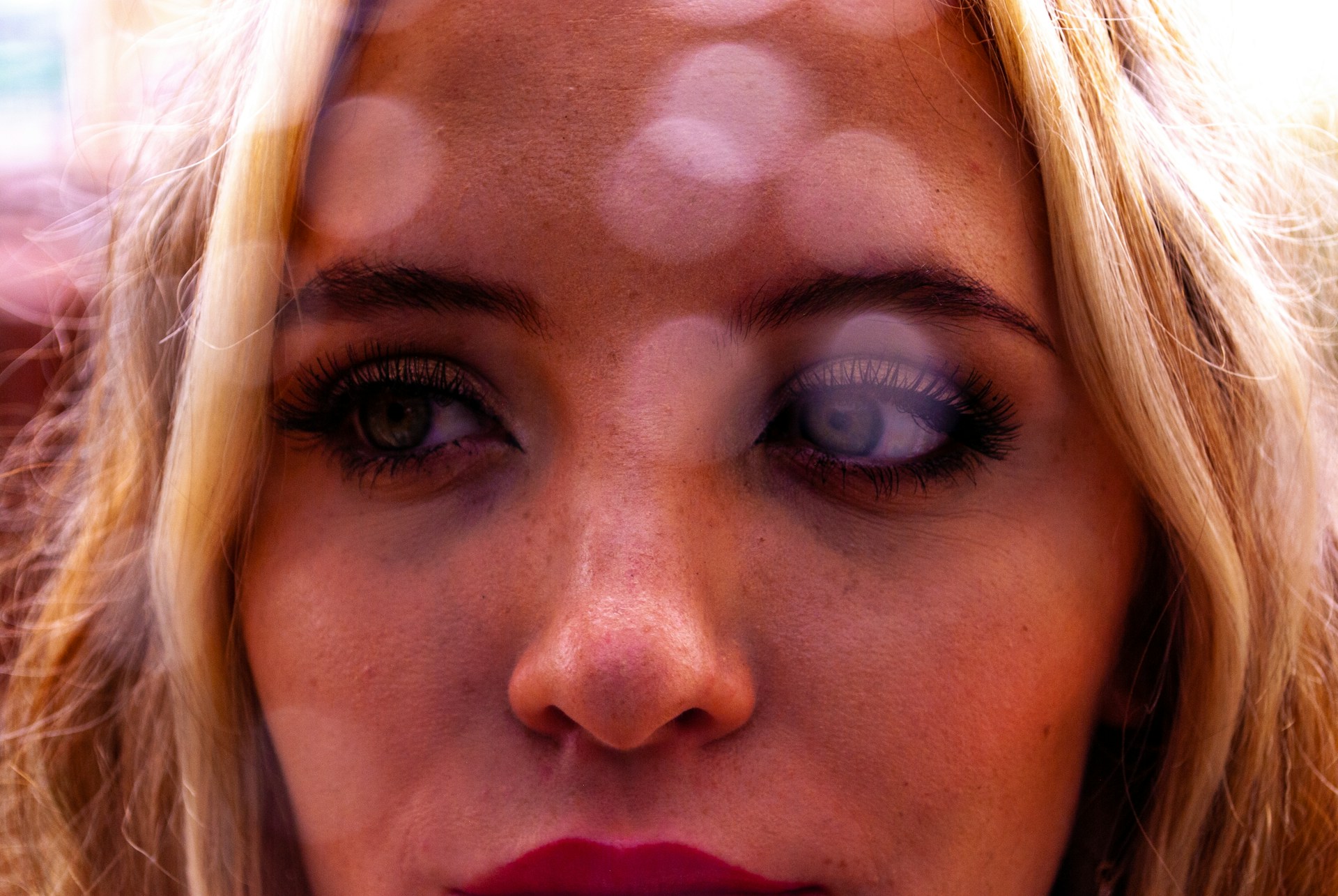 Eine besorgte Frau | Quelle: Unsplash