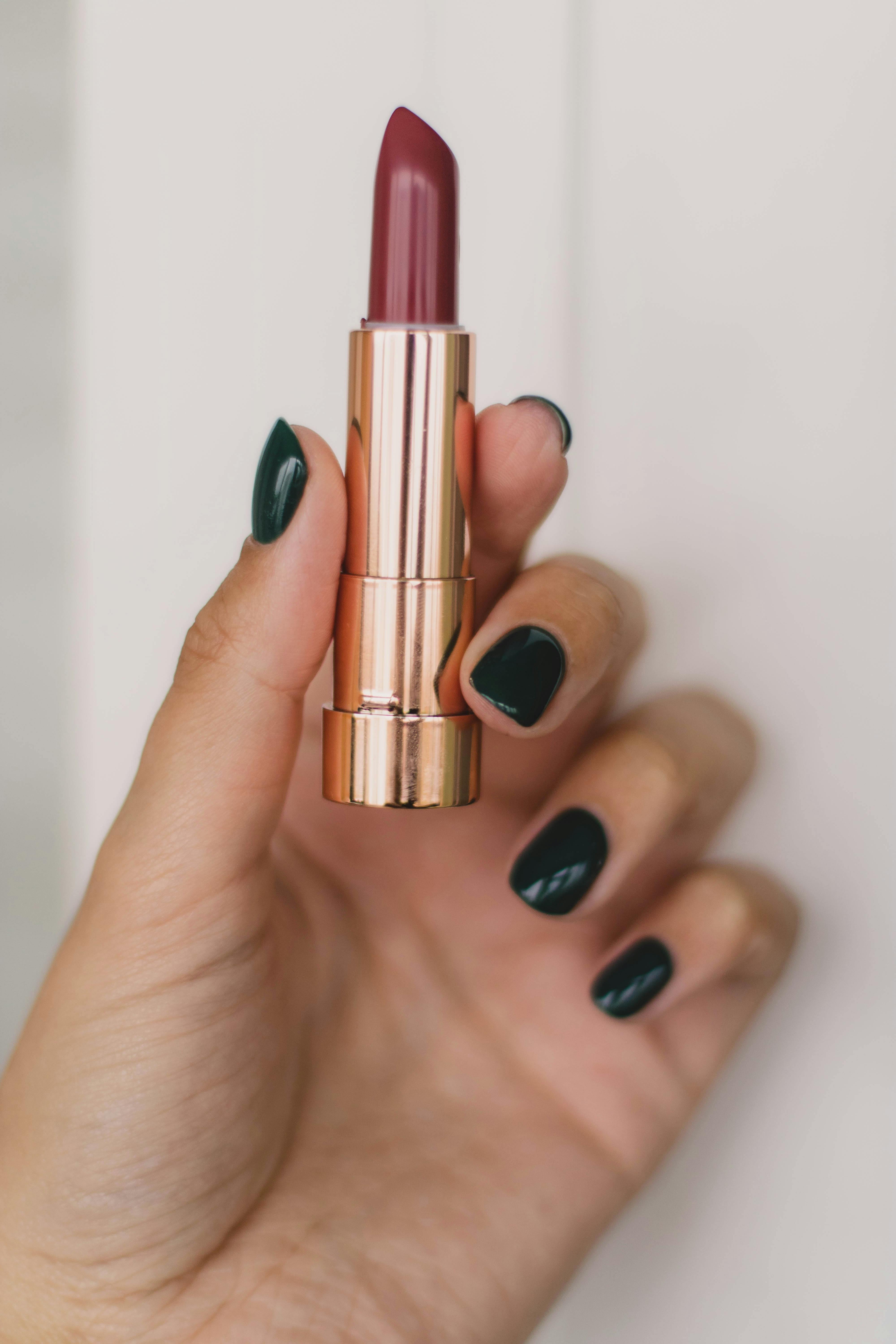 Eine Frau hält eine Tube Lippenstift in der Hand | Quelle: Pexels