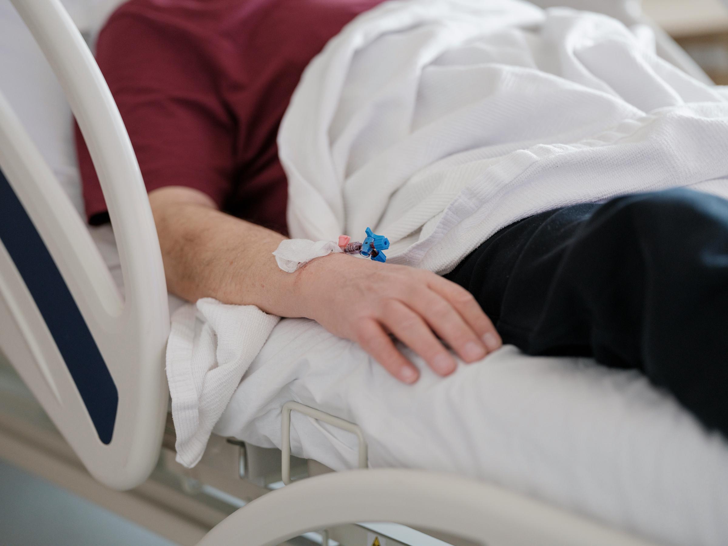 Ein Mann liegt in einem Krankenhausbett | Quelle: Unsplash