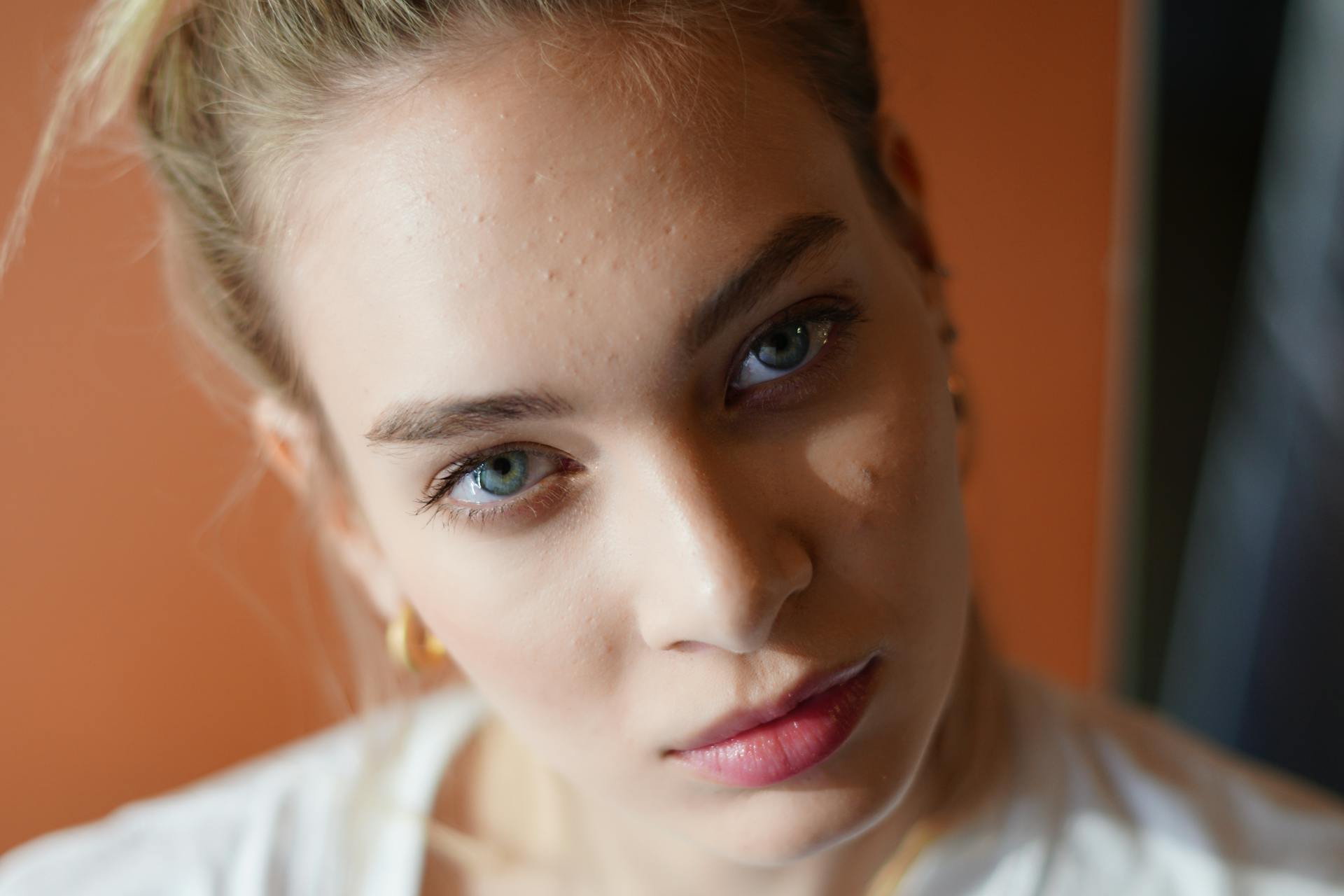 Eine Frau mit grimmigem Blick | Quelle: Pexels