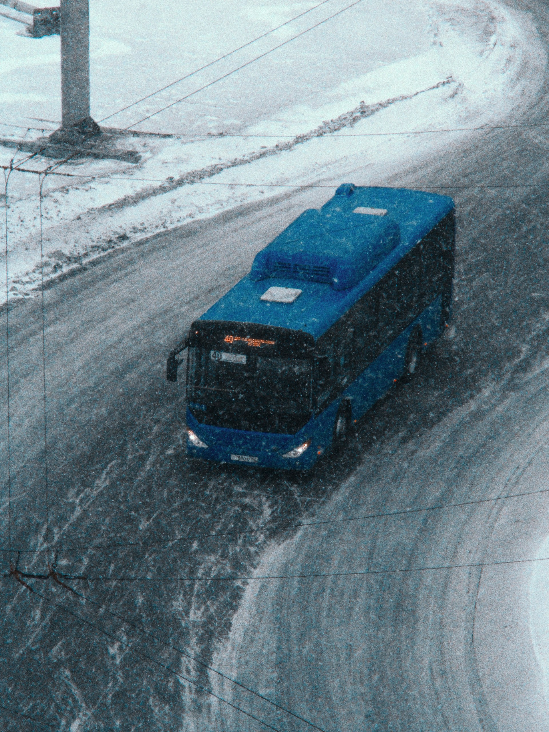 Ein Bus auf einer verschneiten Straße | Quelle: Unsplash