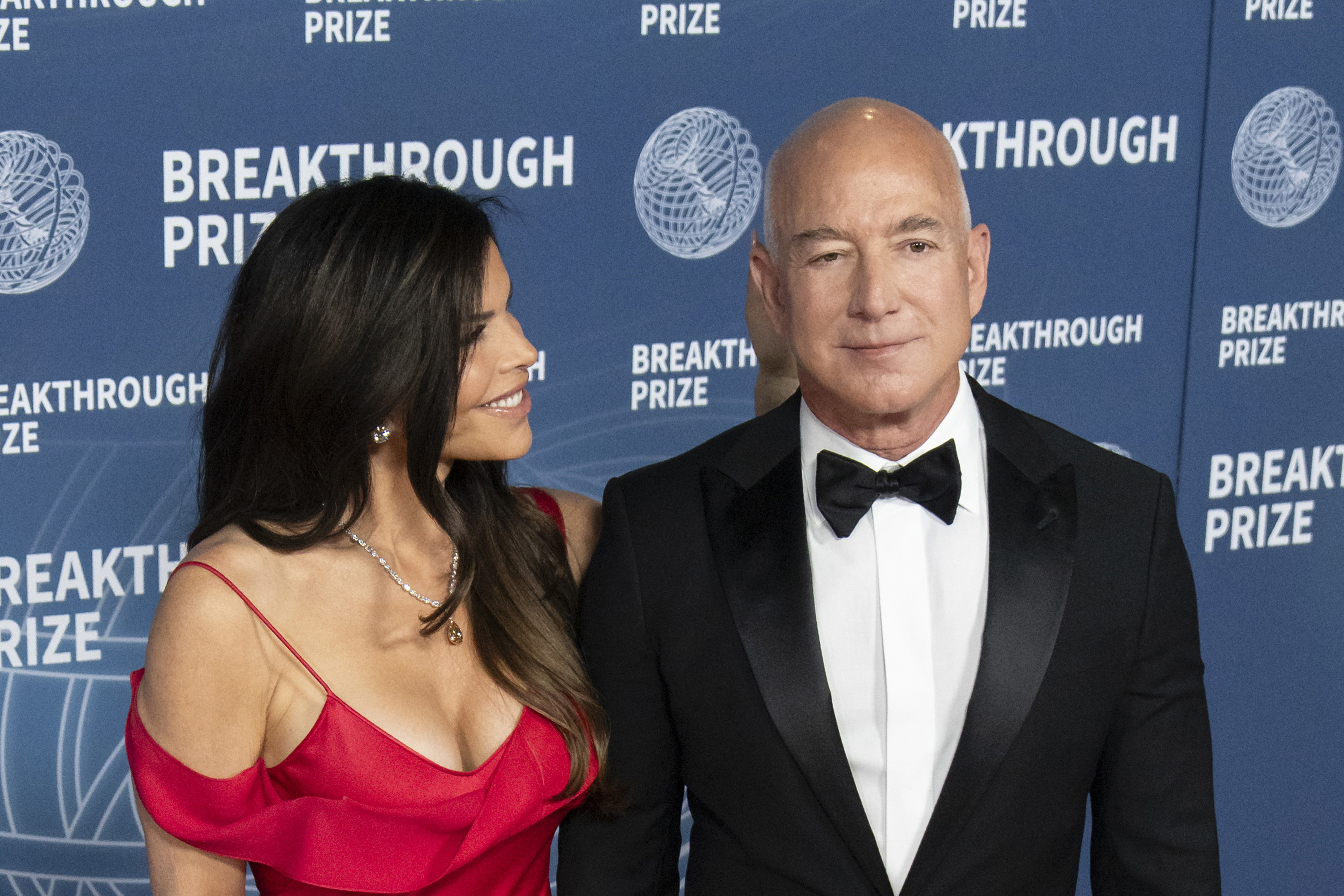 Lauren Sanchez blickt zu Jeff Bezos, während sie auf dem Ankunftsteppich bei der 2025 Breakthrough Prize Ceremony am 5. April 2025 in Santa Monica, Kalifornien posieren | Quelle: Getty Images