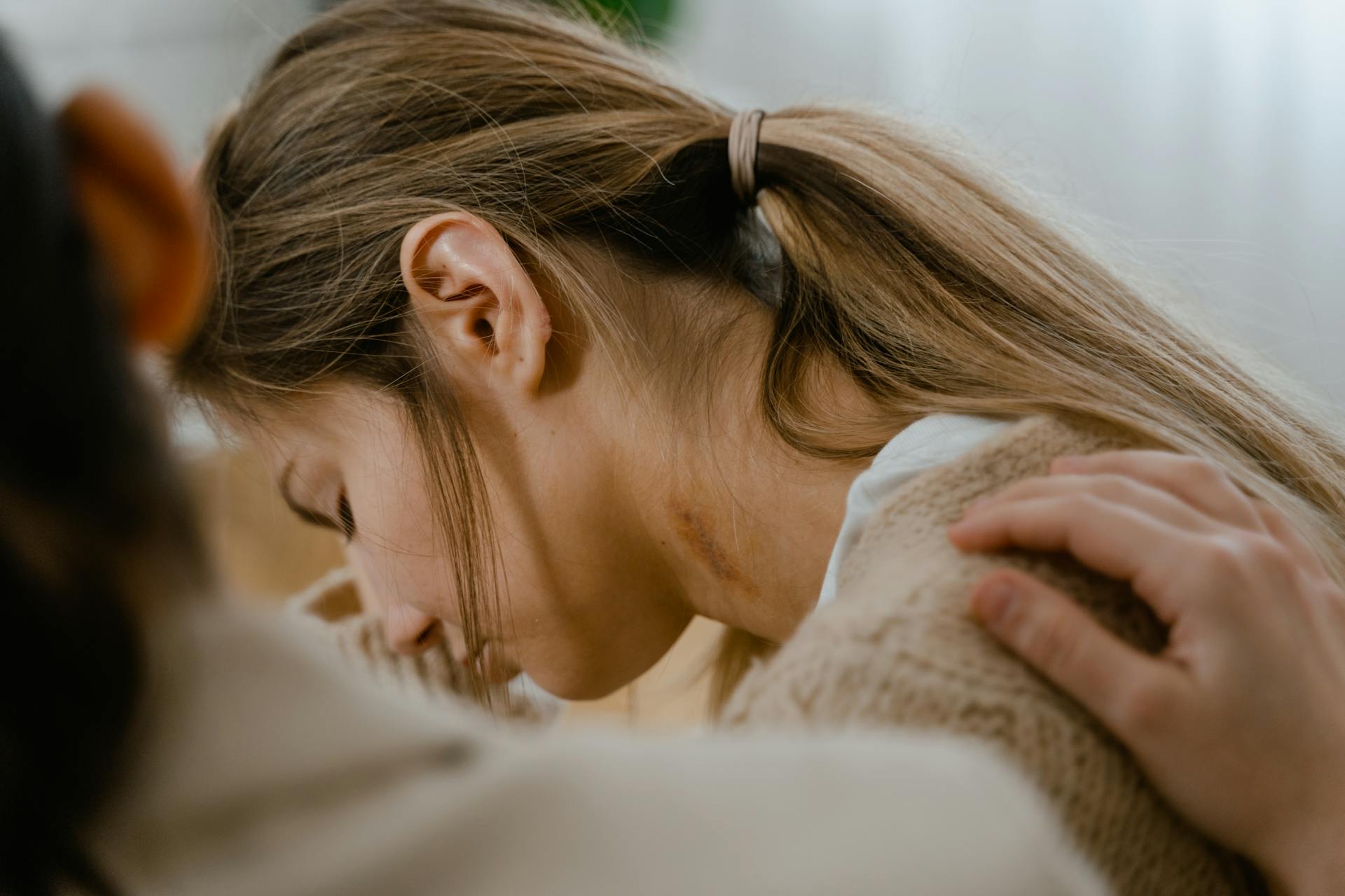 Eine Frau, die eine andere Frau tröstet | Quelle: Pexels