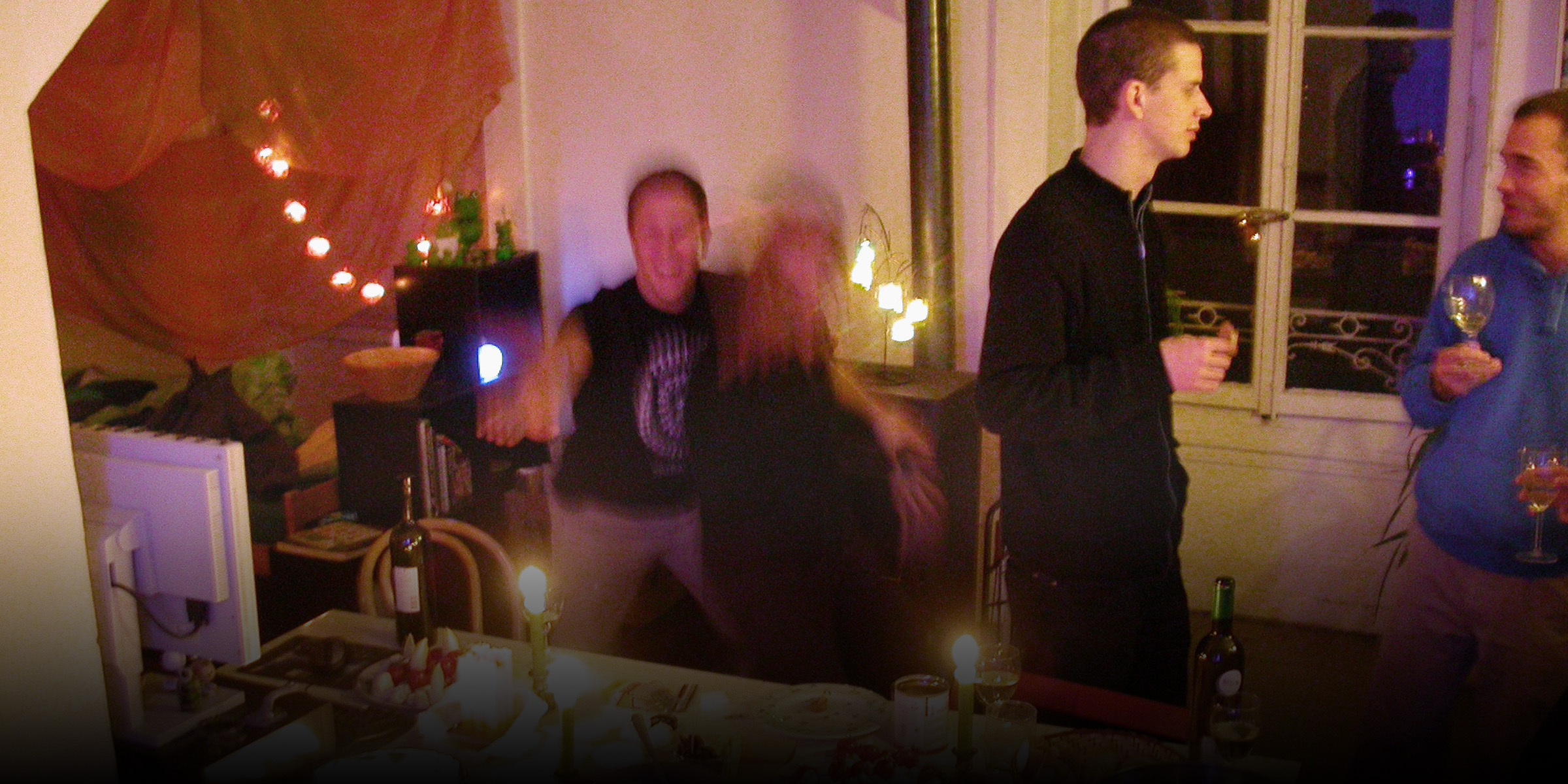 Menschen auf einer Hausparty | Quelle: Flickr