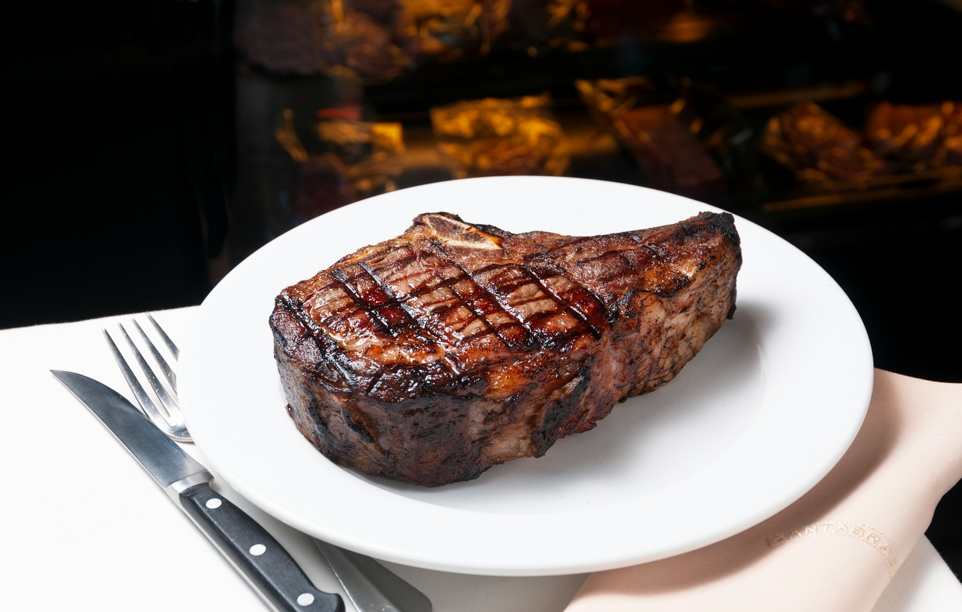 Steakbraten auf einem Teller | Quelle: Unsplash