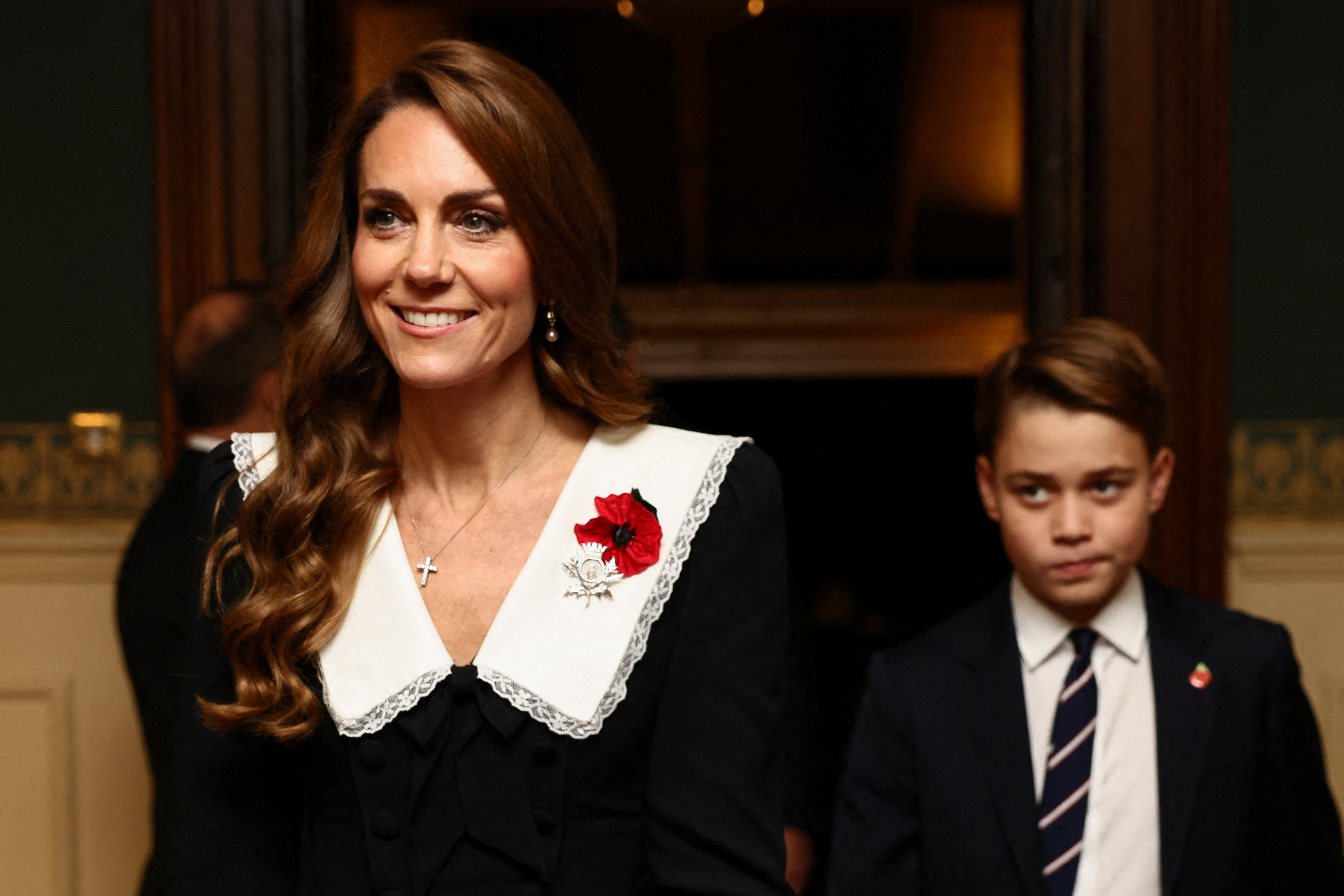 George begleitete Catherine am 8. November zum „Festival of Remembrance“ der Royal British Legion in der Londoner Royal Albert Hall. Mit seinen 12 Jahren zeigte sich bei diesem Auftritt, wie er gemeinsam mit seiner Mutter an einer großen Gedenkveranstaltung teilnahm.