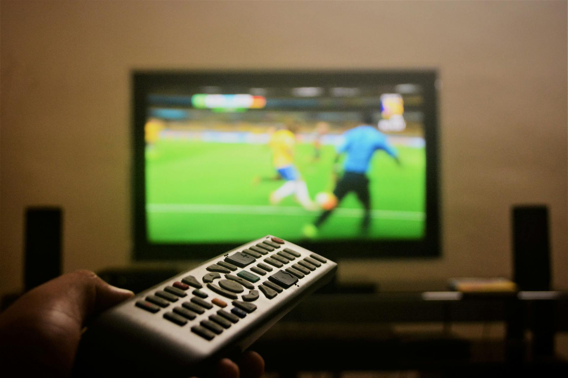 Ein Mann vor dem Fernseher | Quelle: Pexels
