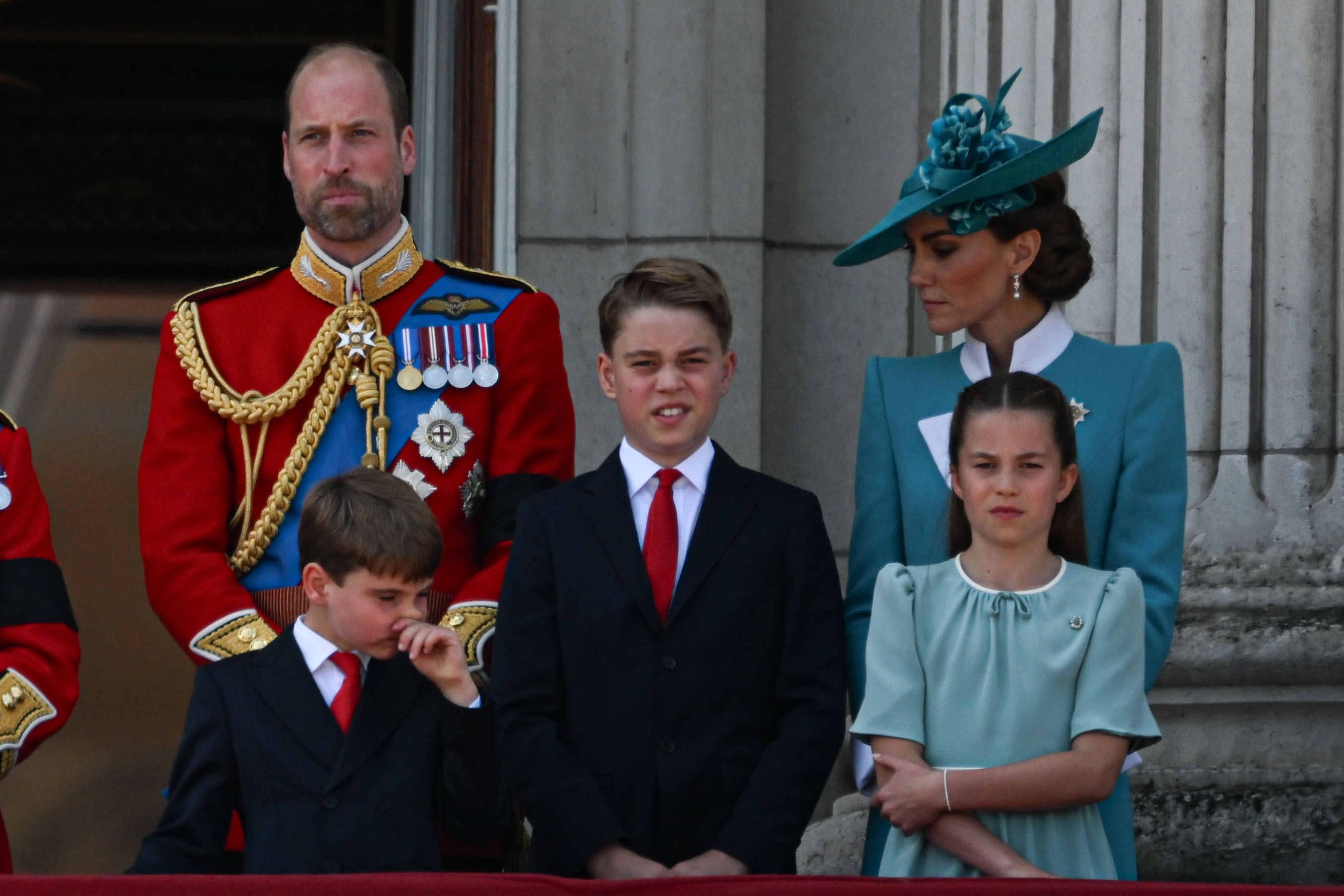 Prinz Louis von Wales wird von seiner Mutter Catherine, Prinzessin von Wales, aufgefordert, bei der Nationalhymne während der Trooping the Colours-Parade strammzustehen| Quelle: Instagram/theroyalfamily