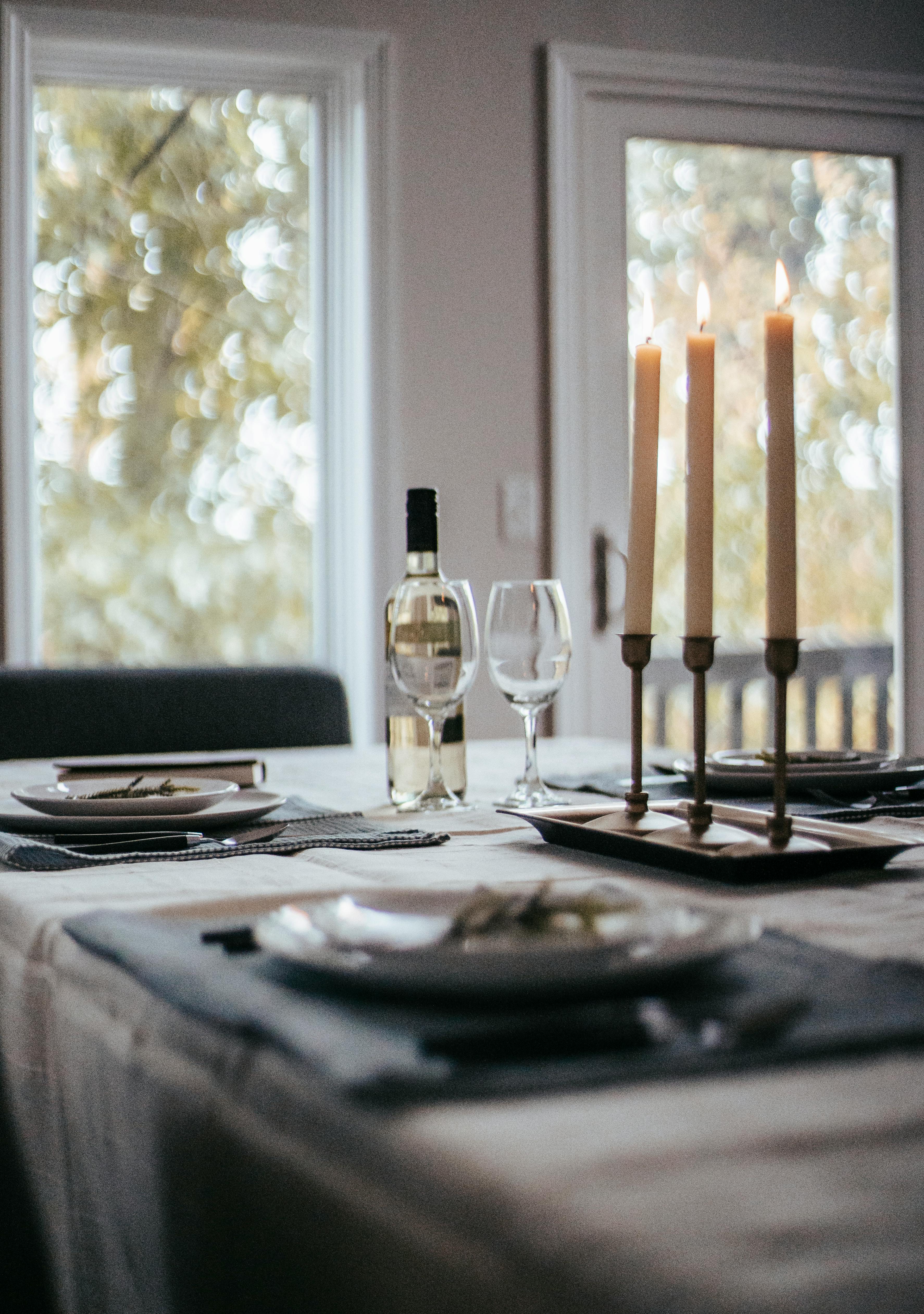 Ein für das Abendessen gedeckter Tisch | Quelle: Pexels