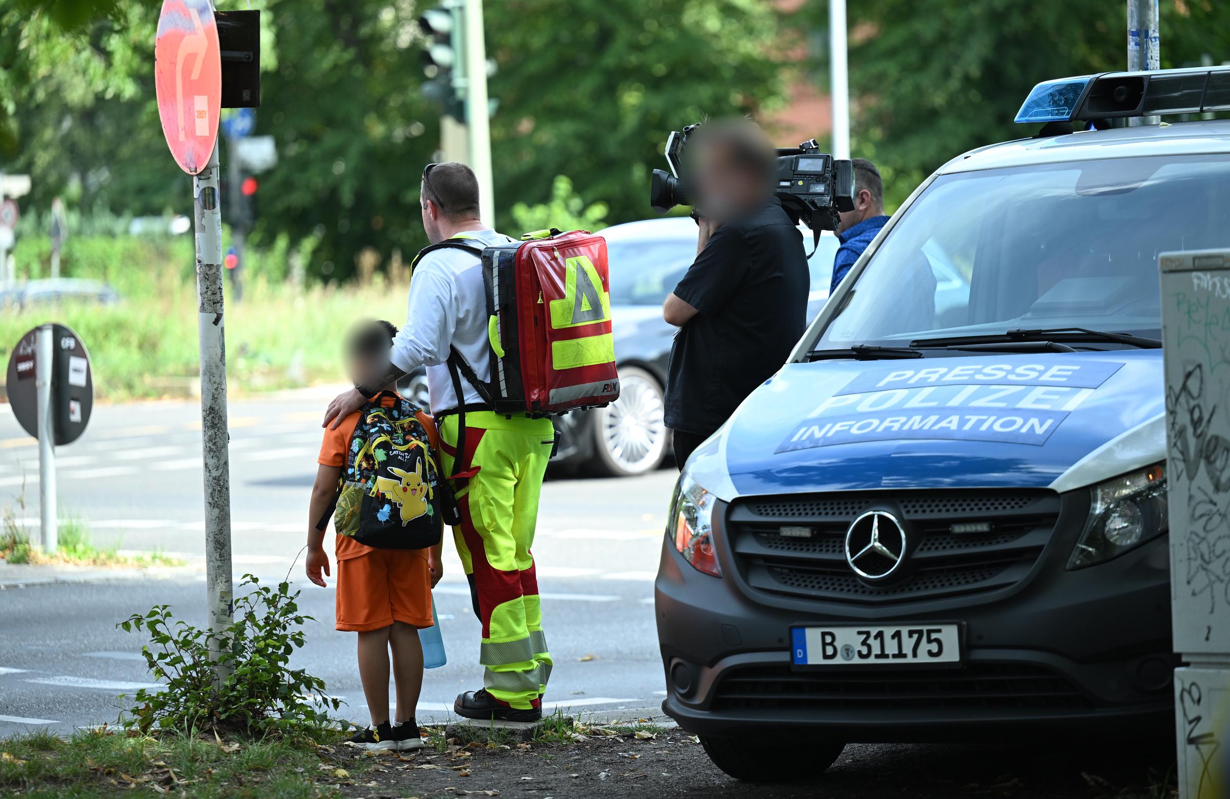 Ein Kind wird am Ort des Unfallgeschehens von Einsatzkräften betreut. | Quelle: GettyImages