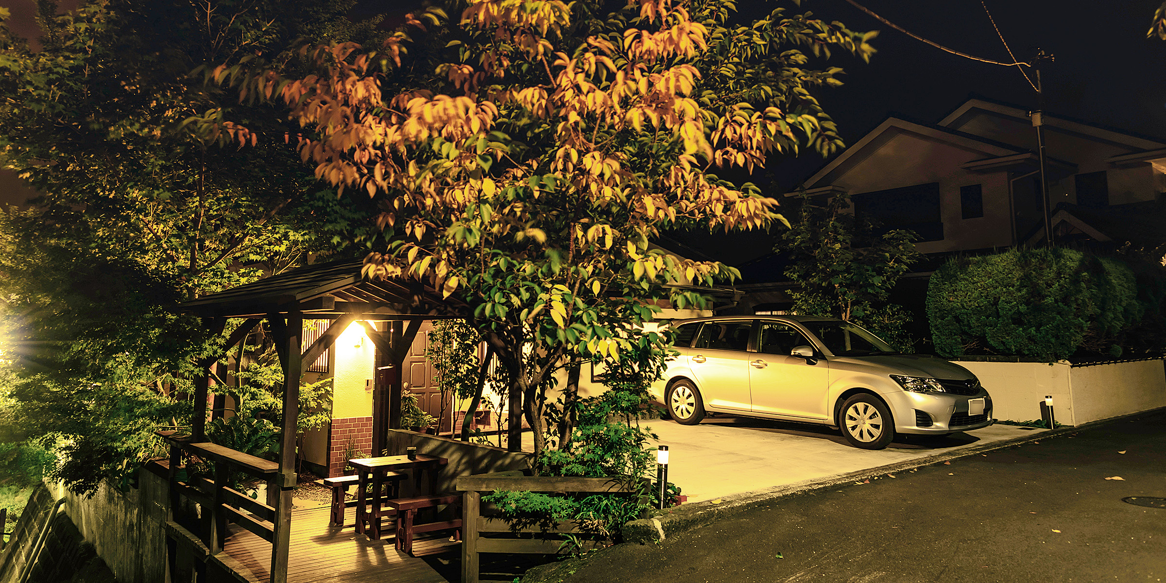 Ein Auto, das bei Nacht vor einem Haus geparkt ist | Quelle: Shutterstock