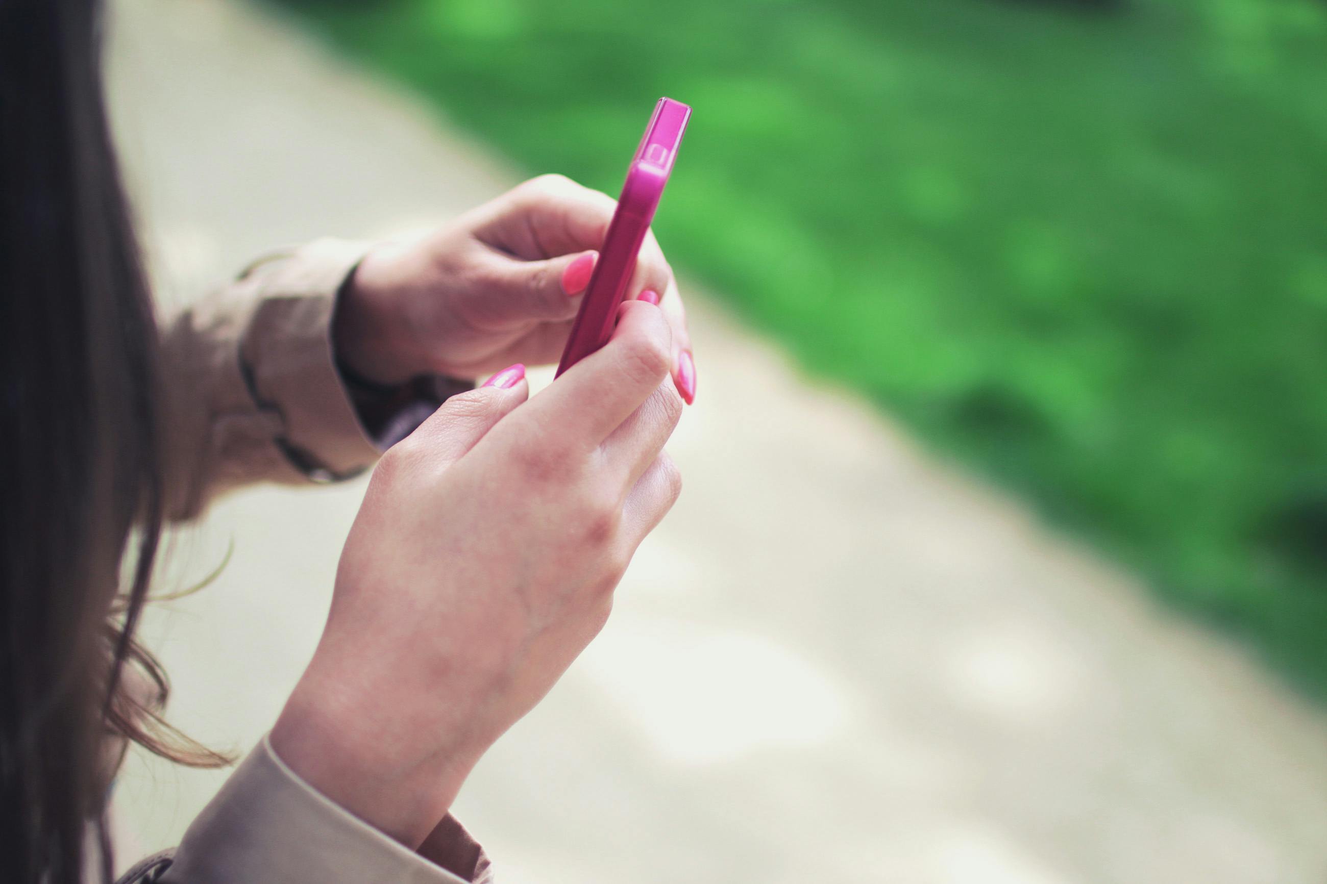 Eine Frauenhand hält ein Smartphone | Quelle: Pexels