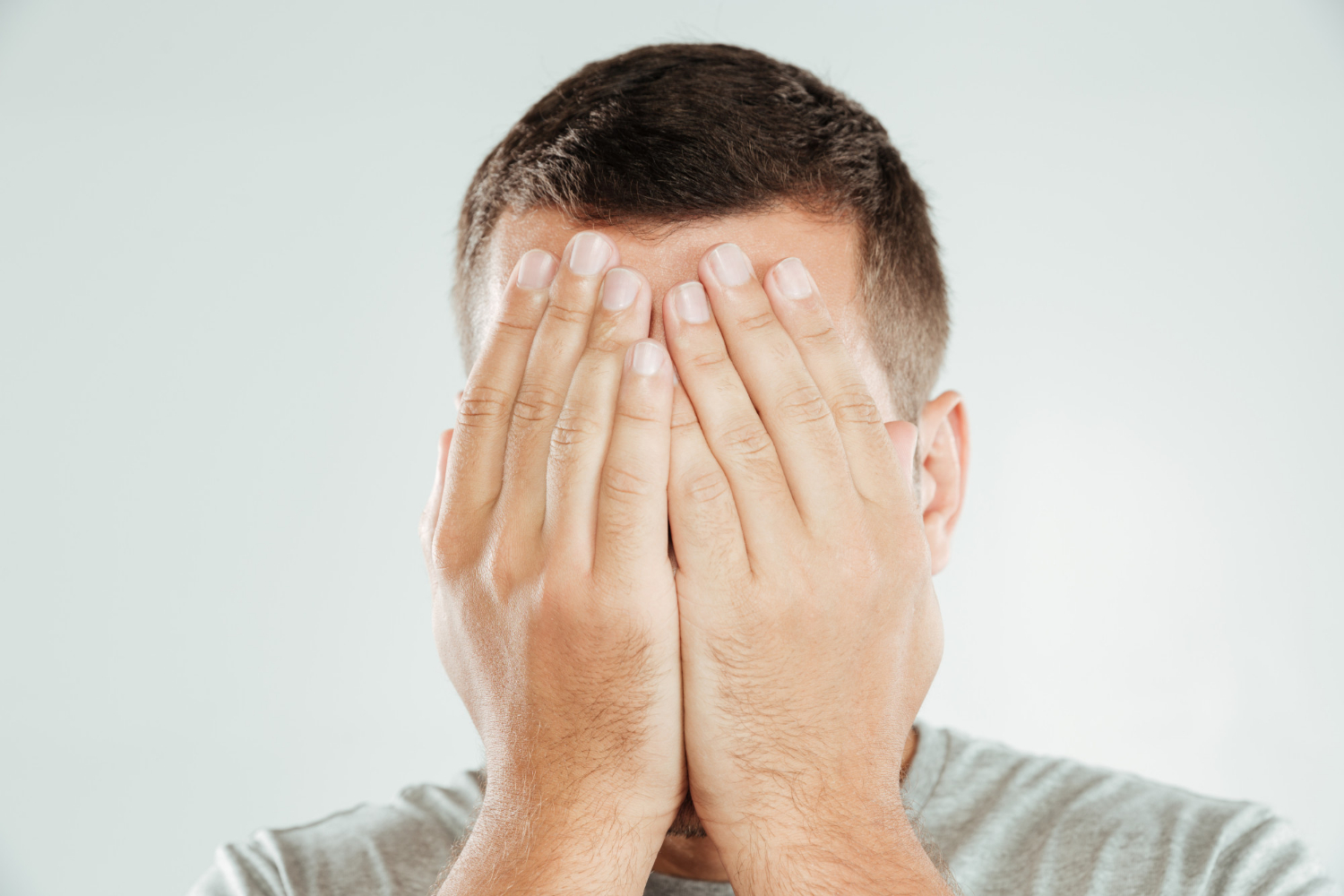 Ein Mann, der sein Gesicht bedeckt | Quelle: Freepik